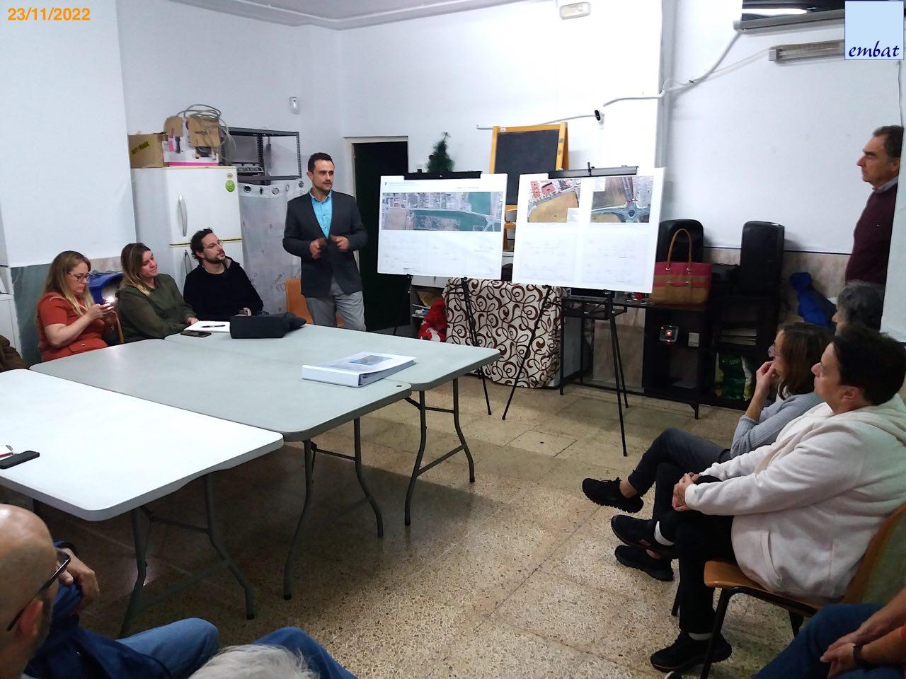 El conseller Iván Sevillano, en una reunió amb els veïns i veïnes del barri del Rafal Nou