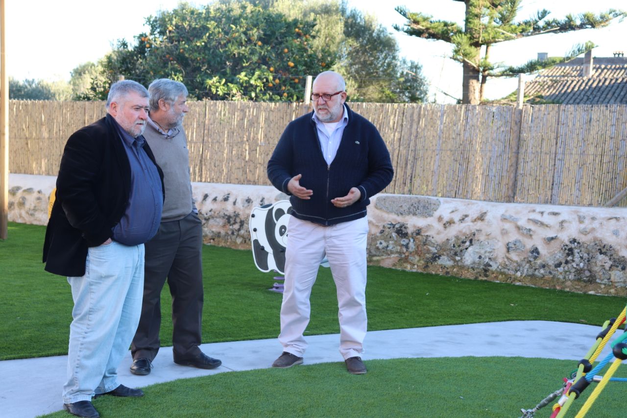 El conseller Joan Font i el director insular de Cooperació Local i Caça, Joan Manera i el batle de Santa Eugènia Francisco Martorell Canals