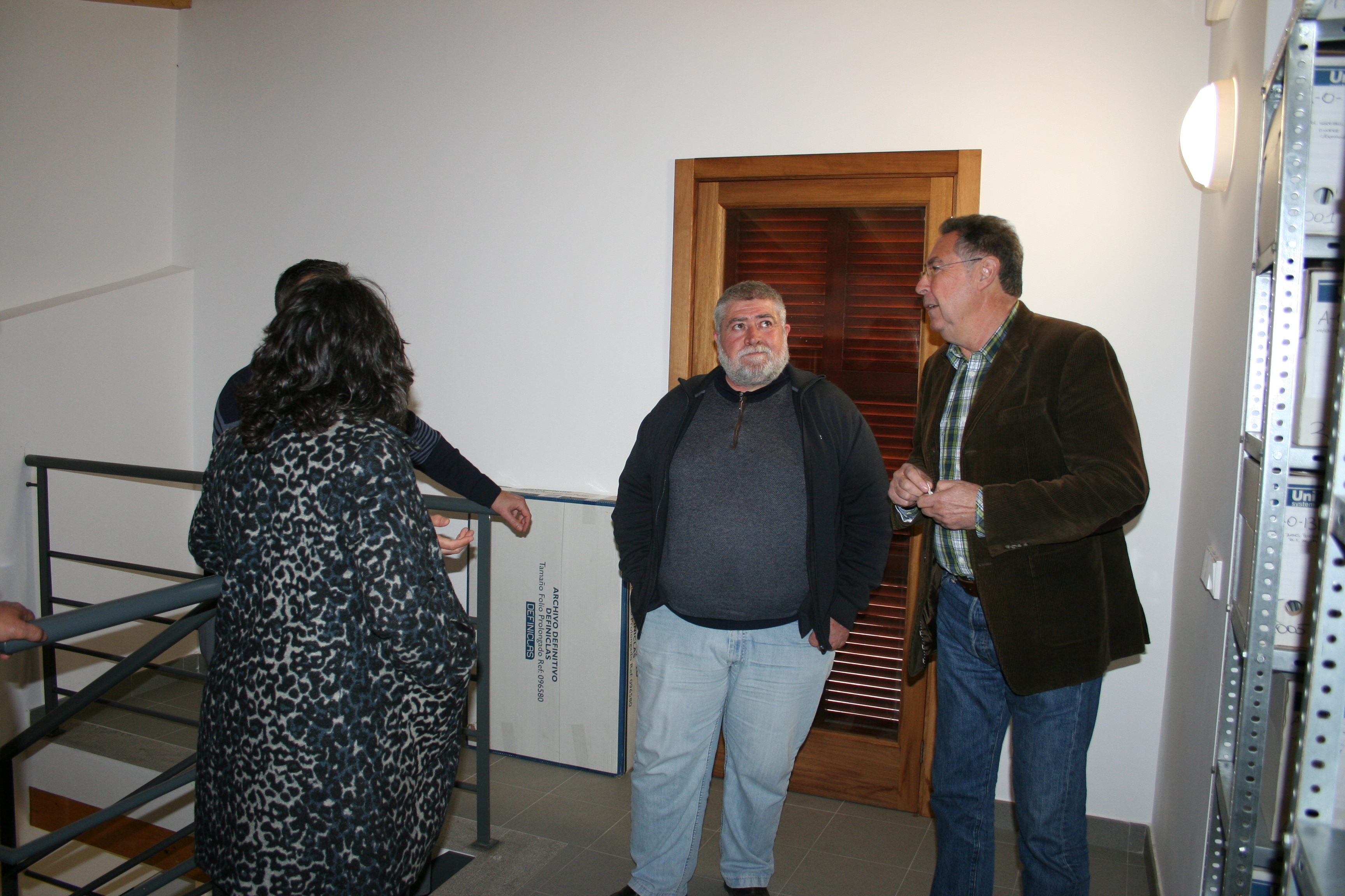 El conseller Joan Font i el batle de Búger durant la visita
