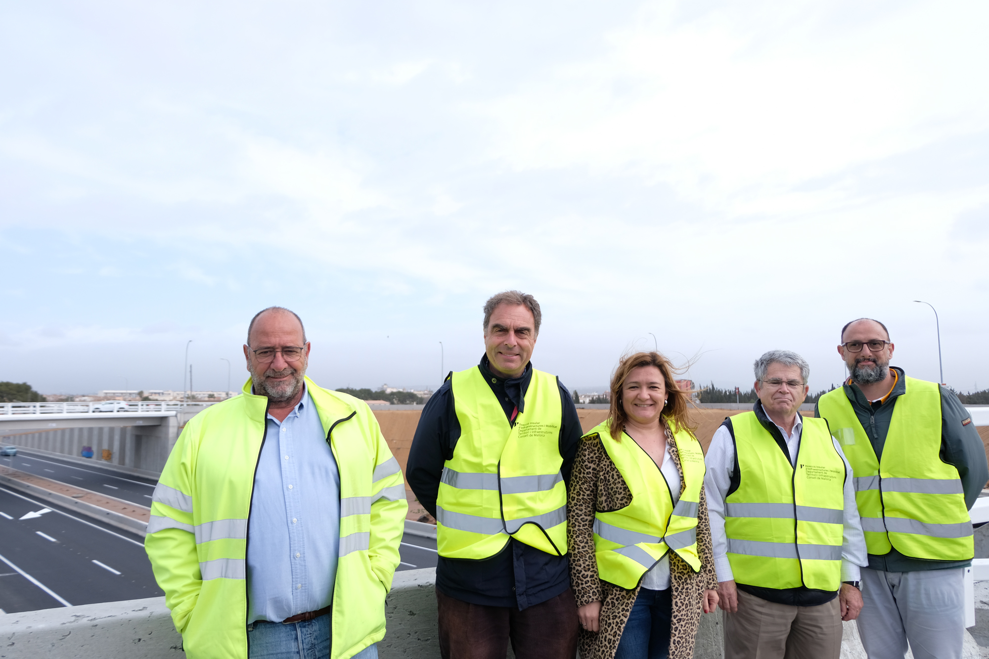 Al centre, la consellera de Territori i Infraestructures del Consell, Mercedes Garrido i al seu costat el coordinador en cap de la Direcció insular d’Infraestructures i Mobilitat, Miguel Ángel Sagrera i el director insular d'Infraestructures i Mobilitat, Joan Cifre; acompanyats dels dos responsables de l'empresa adjudicatària de l'obra.