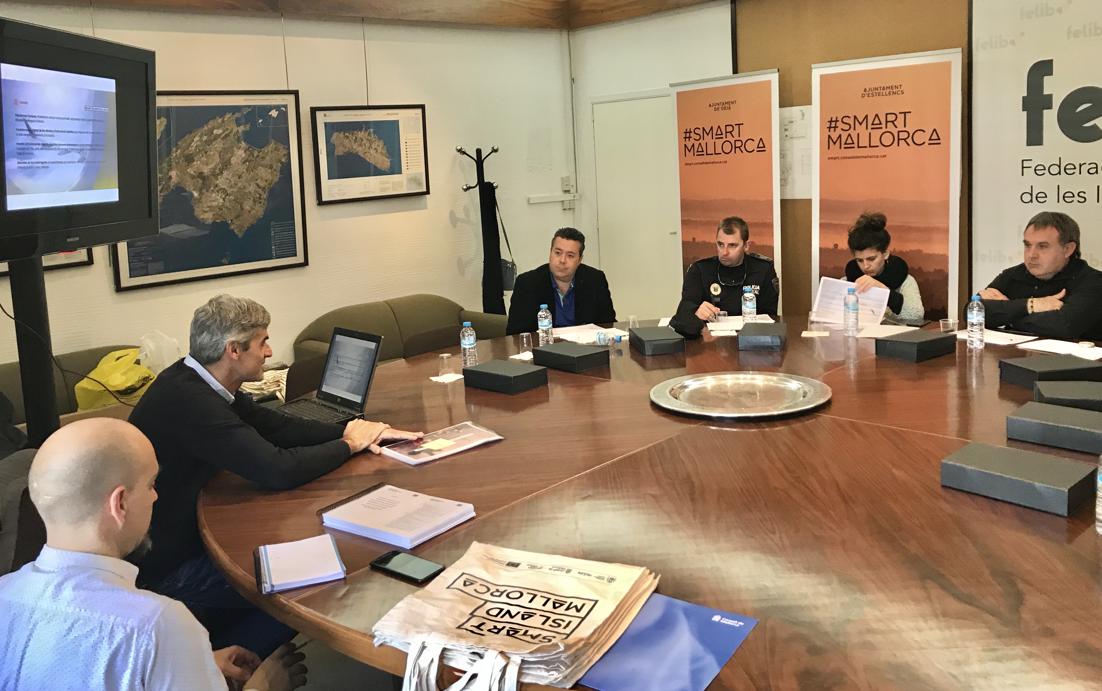 Els representants d'Escorca, Deià, Esporles i Puigpunyent, durant la reunió.