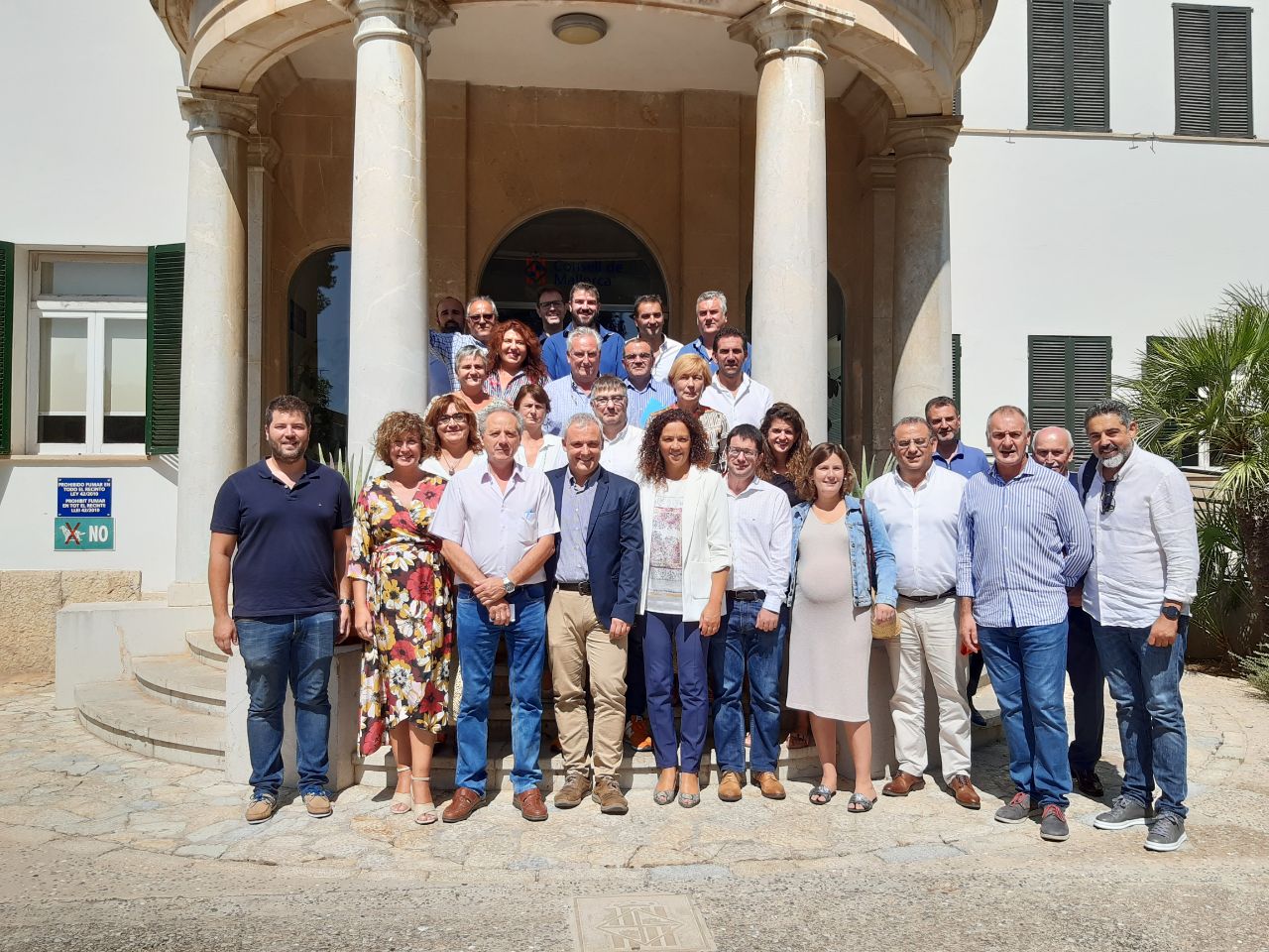 Presidenta Cladera y conseller ejecutivo Alzamora con alcaldes y alcaldesas de Mallorca.
