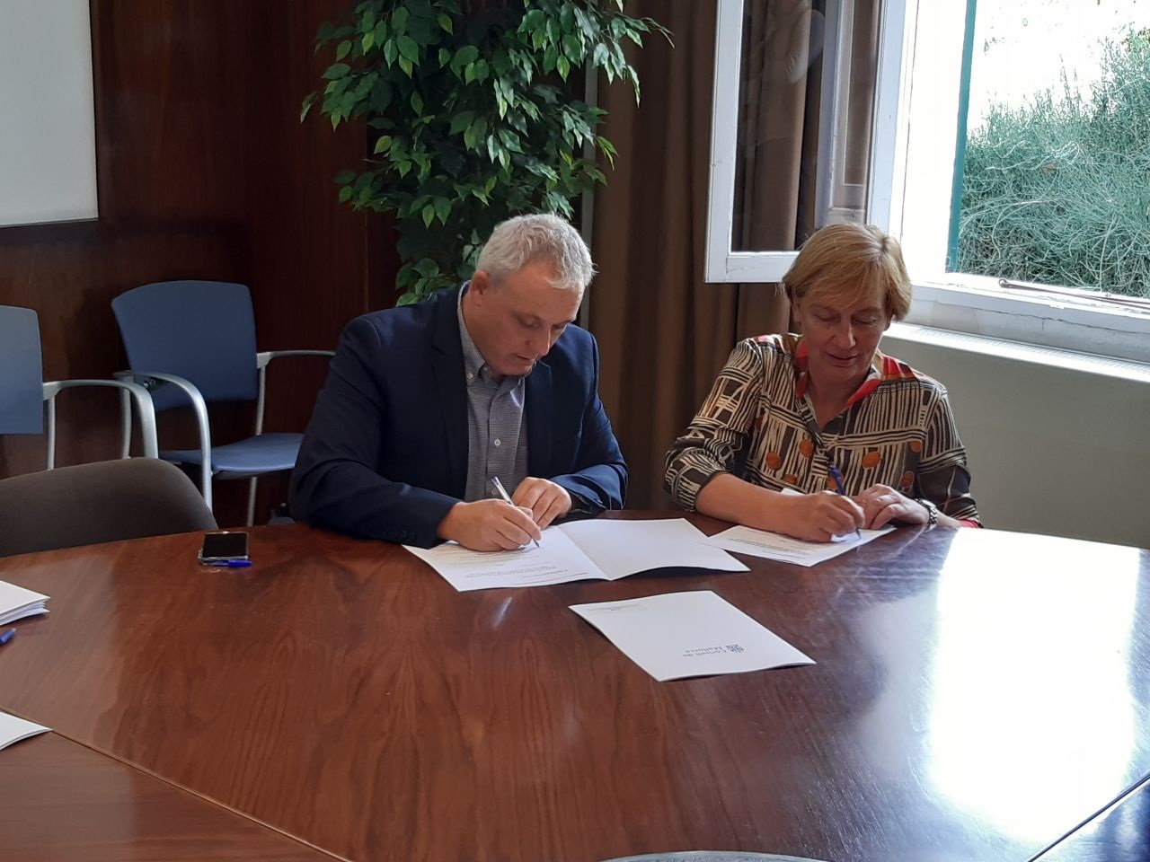 El conseller executiu Alzamora amb la batlessa de Llubí