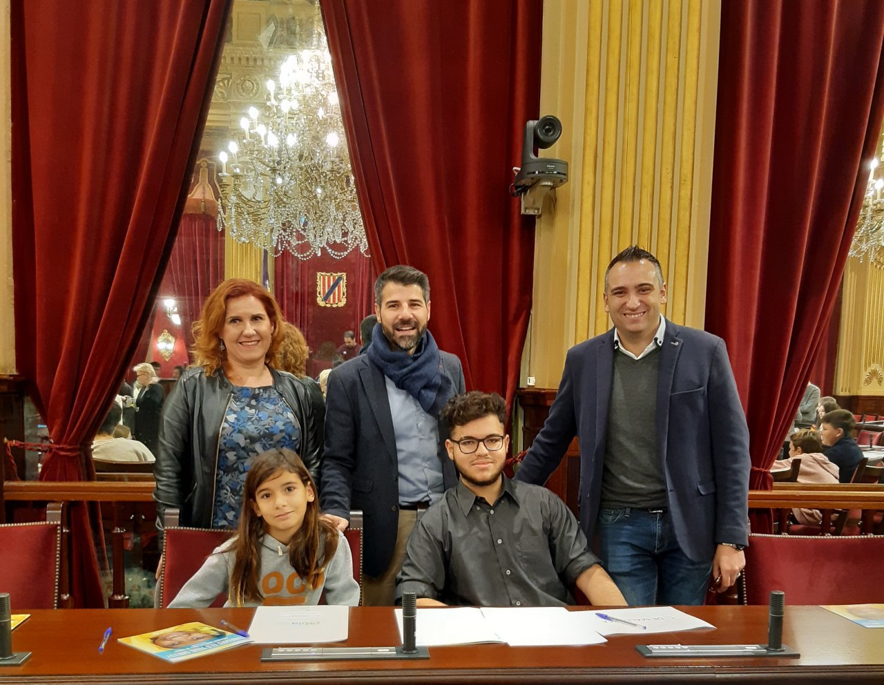 El conseller Javier de Juan, el vicepresident de l'IMAS, Jaume Tortella i la Director Insular d'Infància i Família,  Mª Ángeles Fernández en l'acte d'UNICEF al Parlament