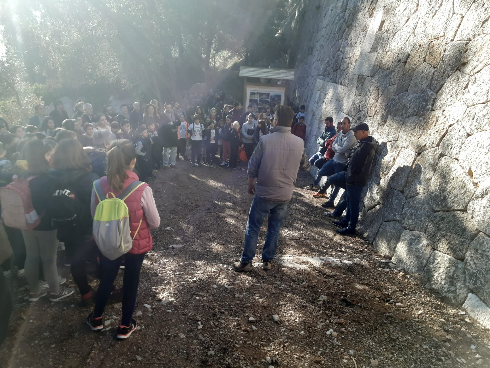 El president del Gremi de Margers de Mallorca explica als assistents la tècnica de la pedra en sec