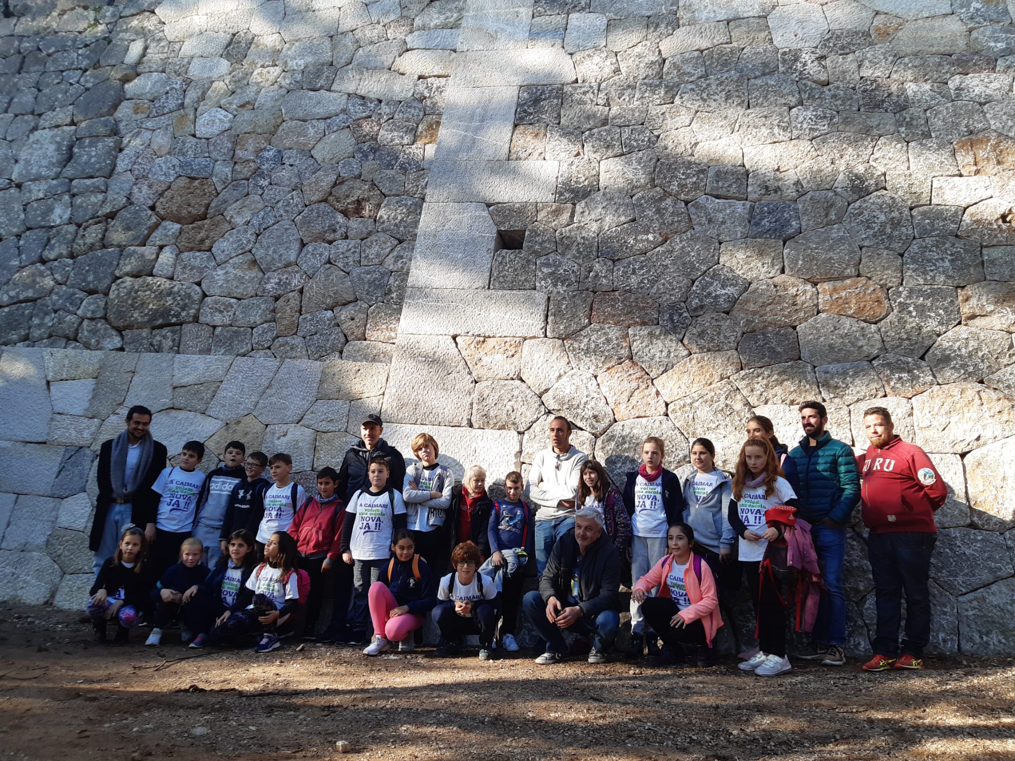 El conseller Iván Sevillano i part de l'equip de margers amb els alumnes del CEIP Ses Roques de Caimari