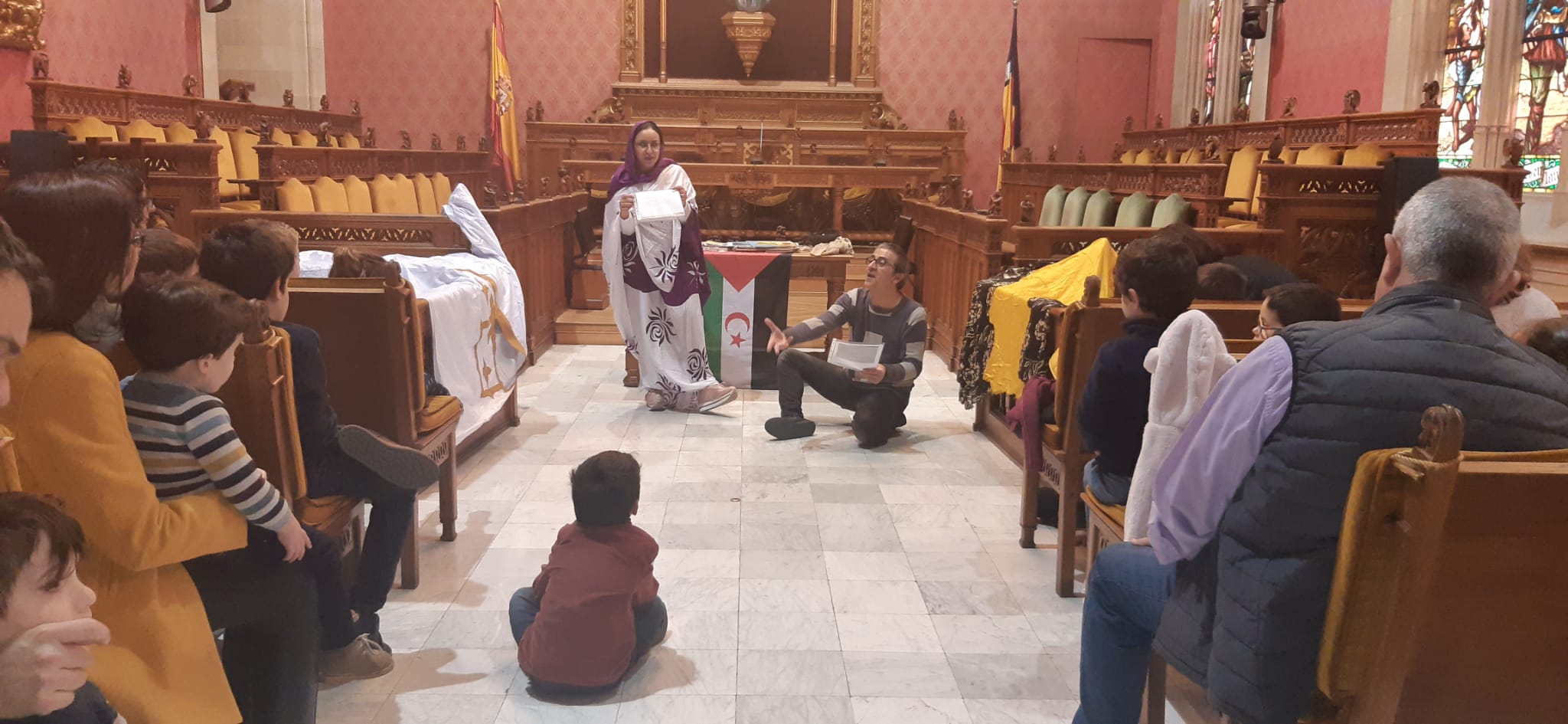 Contacontes a la sala de plens del Consell de Mallorca