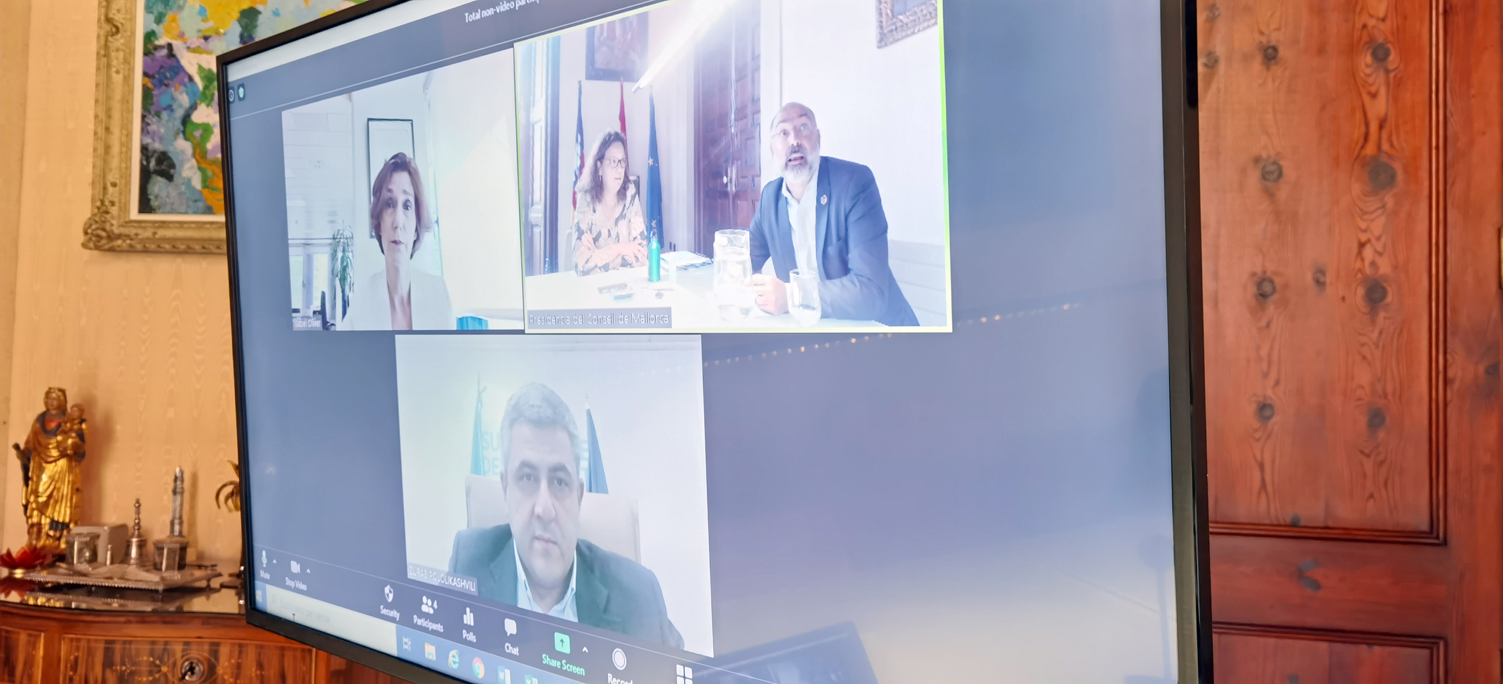 Un moment de la videoconferència amb el secretari general de l'OMT, Zurab Pololikashvili, i la secretària d'Estat de Turisme, Bel Oliver.