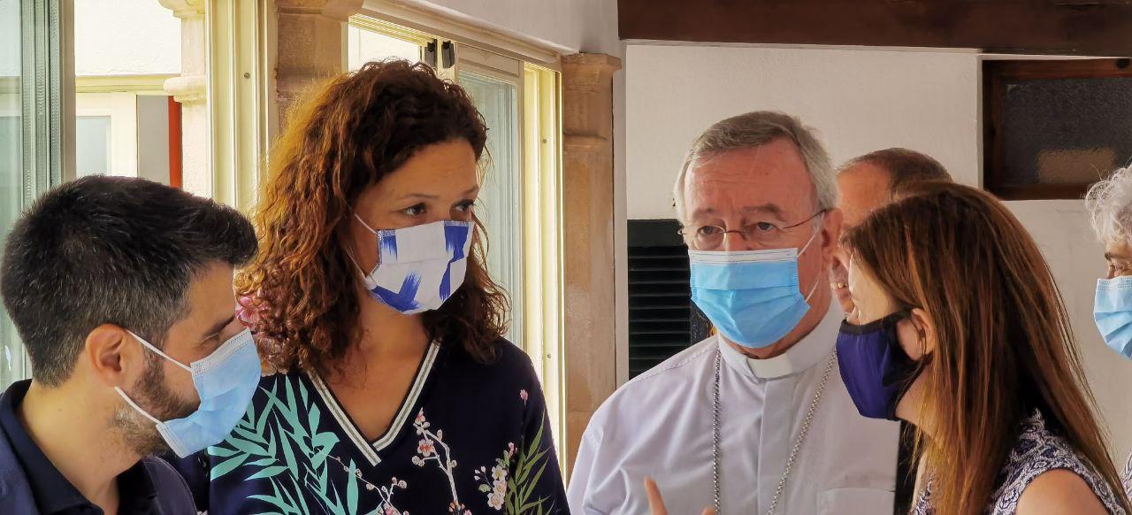 La presidenta del Consell de Mallorca, el president de l'IMAS i el bisbe de Malloca visiten el centre d'inclusió social Casa de Família