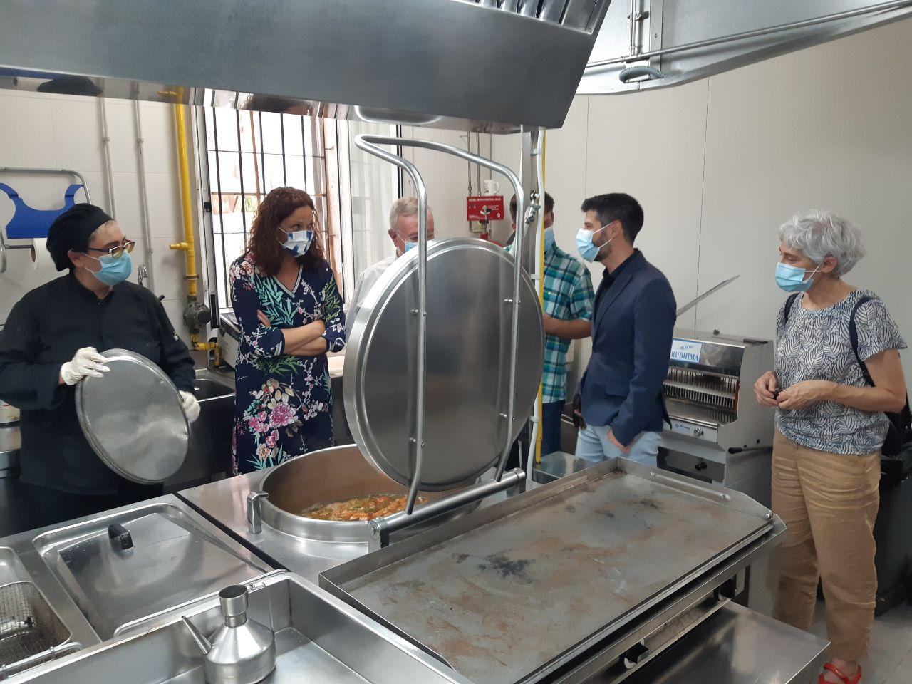 La presidenta del Consell de Mallorca, el president de l'IMAS i el bisbe de Malloca visiten el centre d'inclusió social Casa de Família