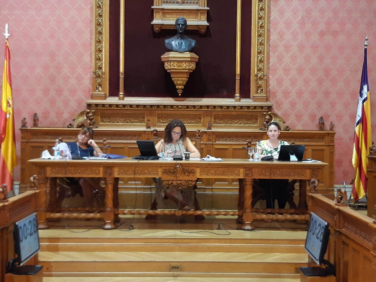 La vicepresidenta primera Bel Busquets, la presidenta, Catalina Cladera i la vicepresidenta segona, Aurora Ribot. 