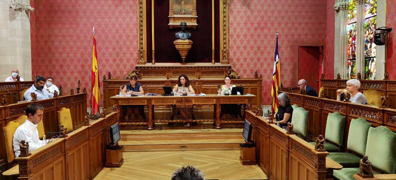 La vecipresidenta primera Bel Busquets, la presidenta, Catalina Cladera i la vicepresidenta segona, Aurora Ribot