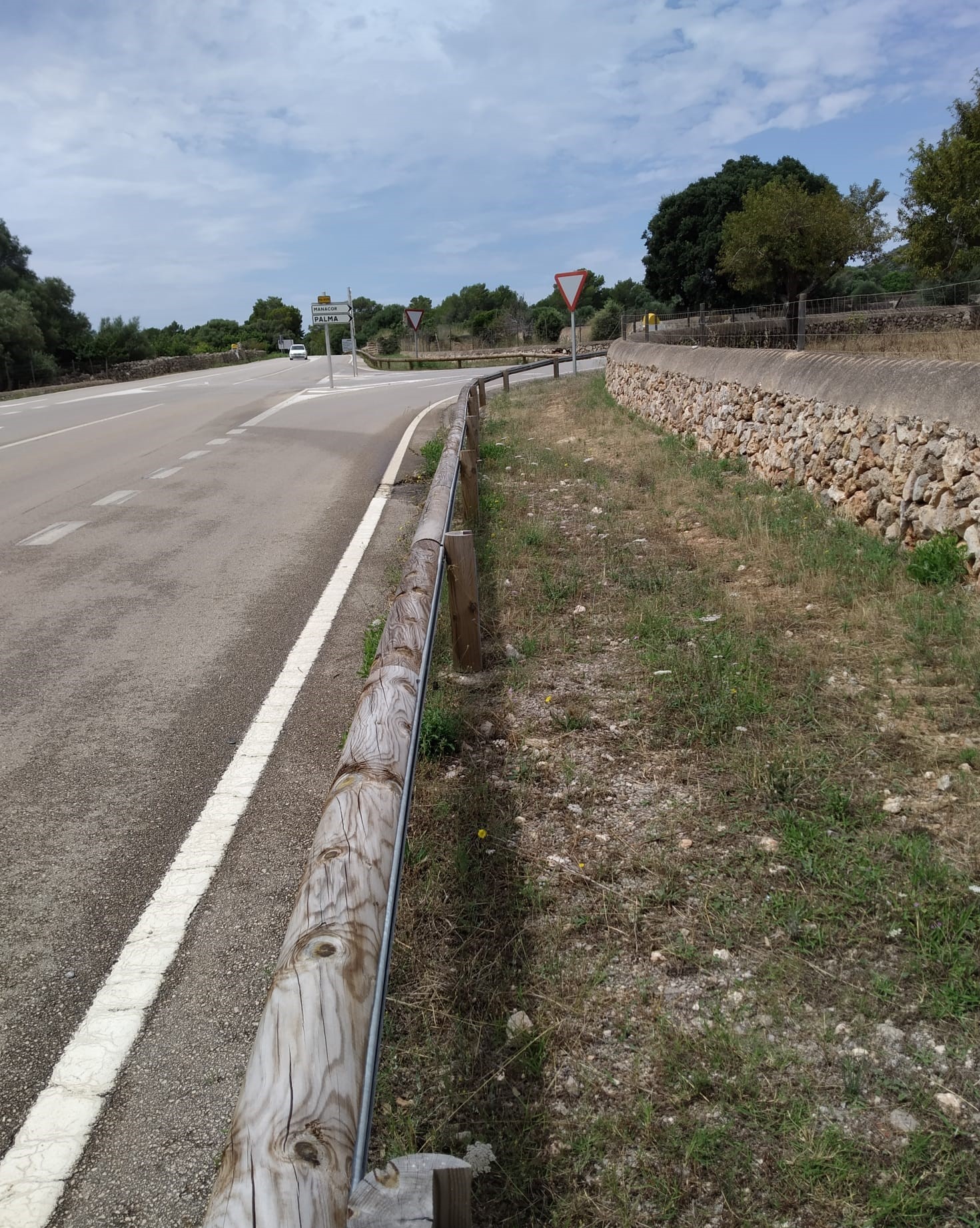 Instal·lació barreres de seguretat, senyalització vertical i horitzontal a Cala Varques (Ma- 4014)