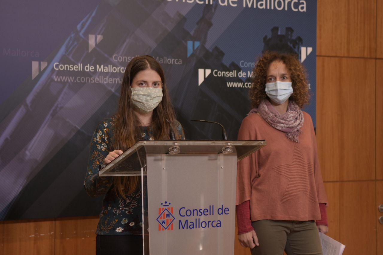 Vicepresidenta i consellera de Sostenibilitat i Medi Ambient, Aurora Ribot i la directora insular de Residus, Patricia Arbona, 