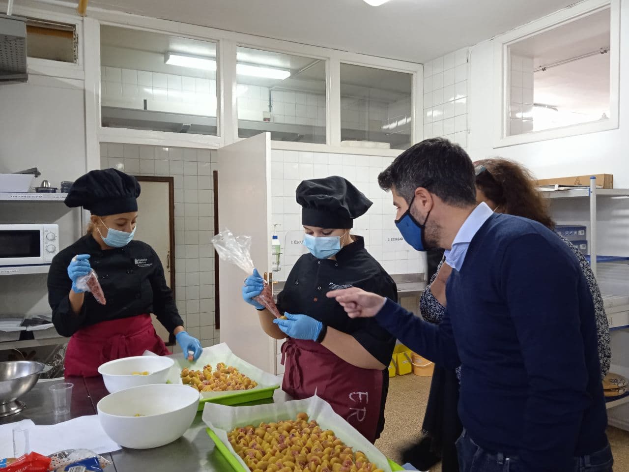 El conseller de Drets Socials i president de l'IMAS, Javier de Juan, visita els alumnes del curs de cuina per a persones amb discapacitat