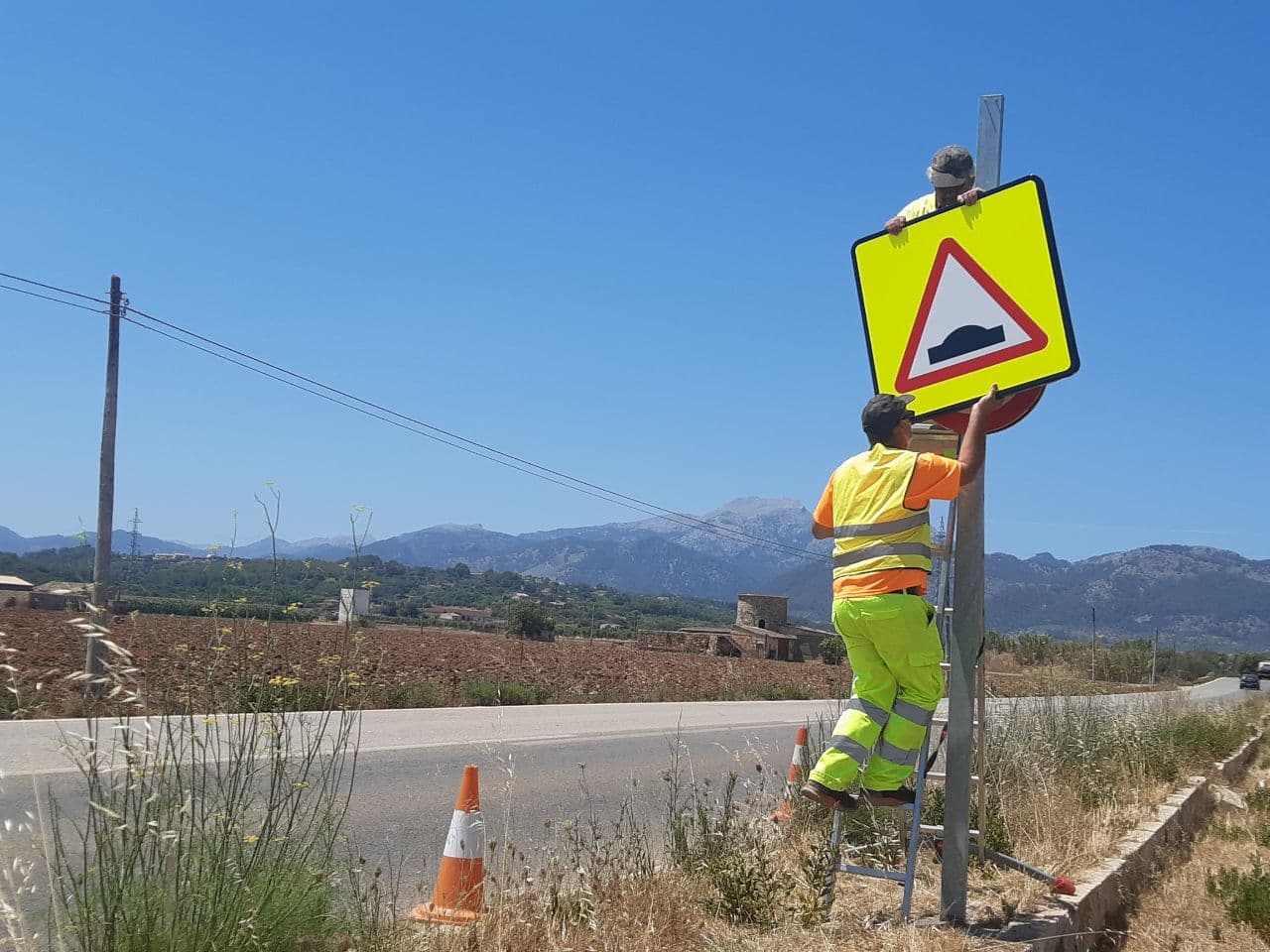 Els operaris col·loquen els nous senyals de canvi de rasant.