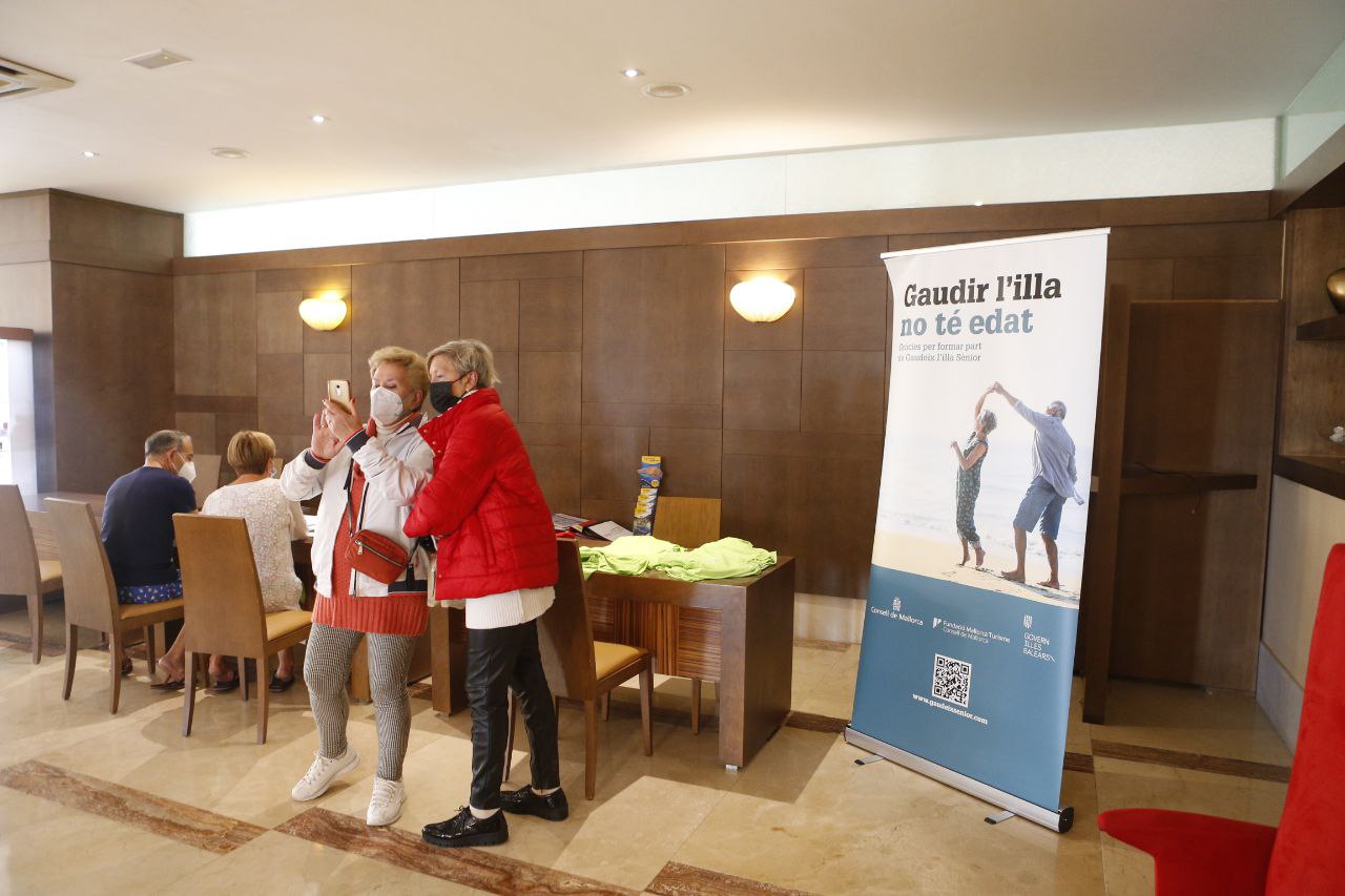 Gaudeix l’illa sènior.