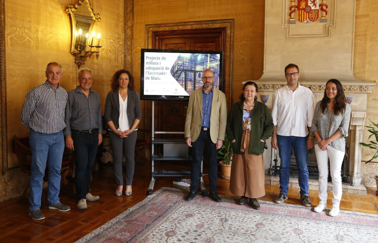 Firma del convenio para reabrir el matadero de Manacor.