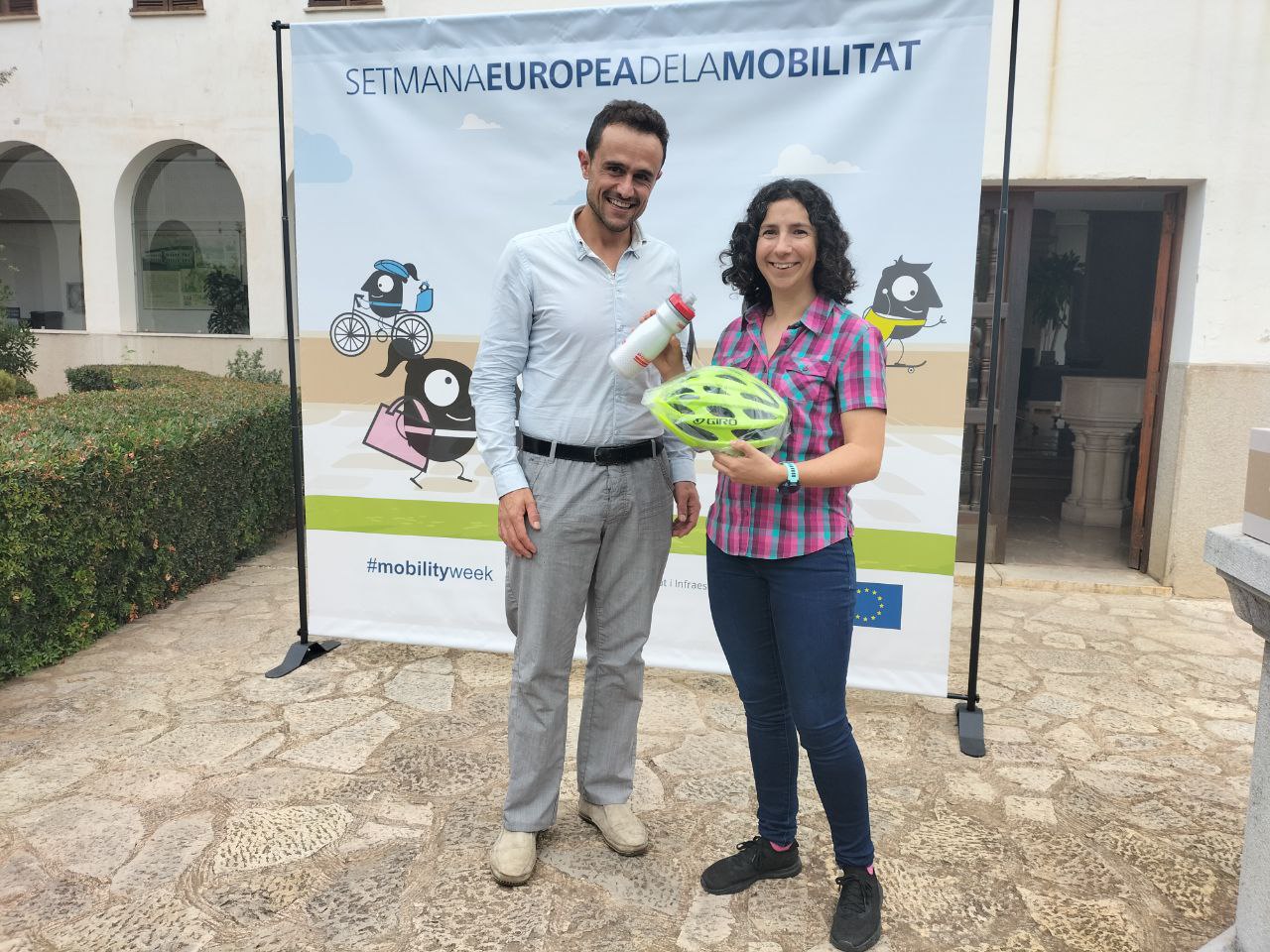 I.B. rep de mans del conseller el seu premi, un casc i un bidó