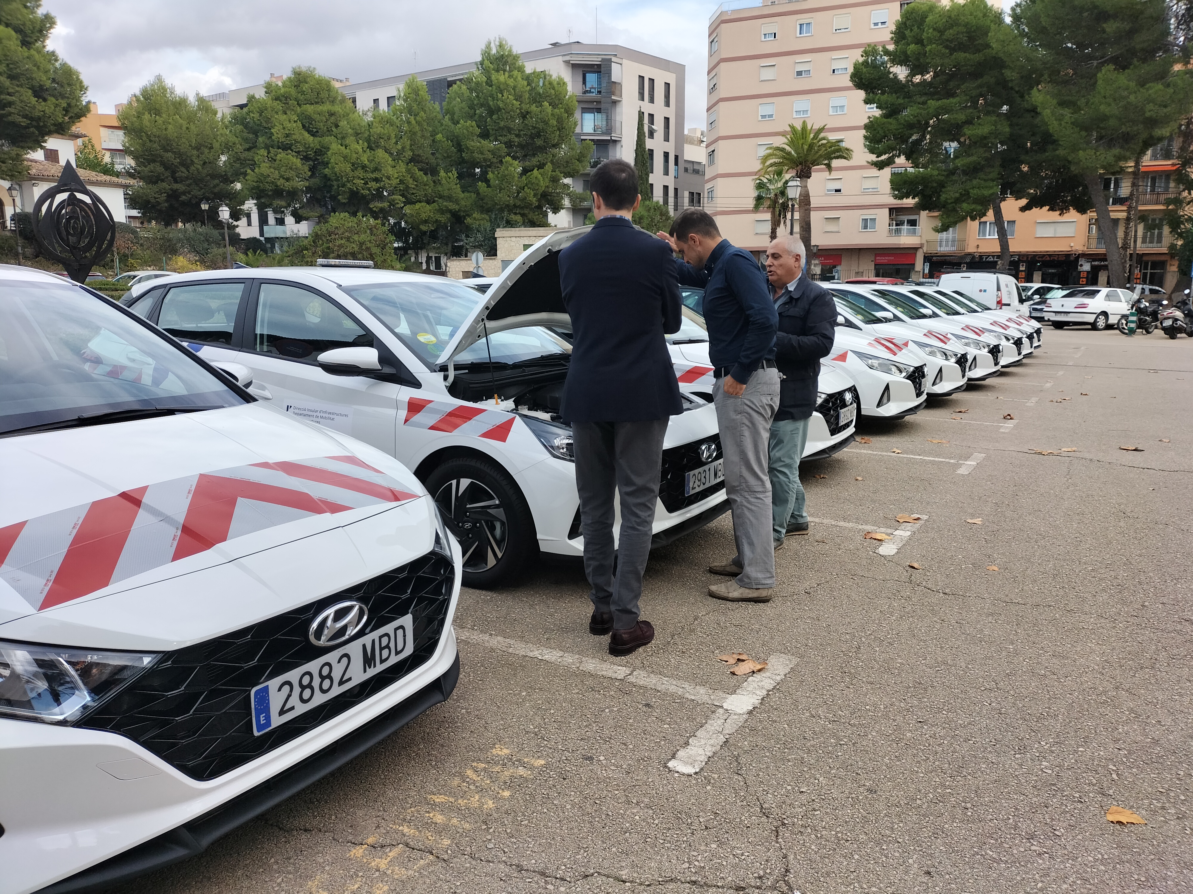 El conseller Sevillano atén a les explicacions sobre les característiques dels nous vehicles