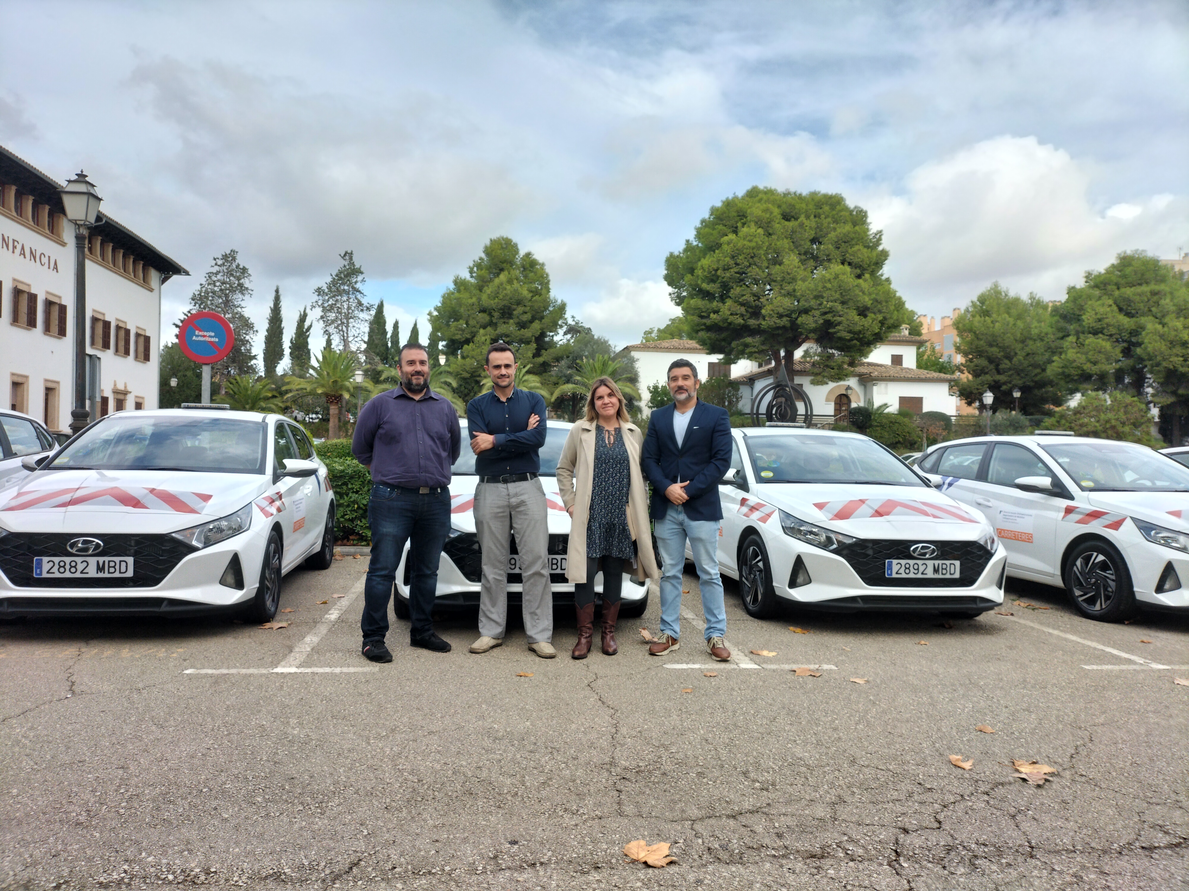 El conseller Sevillano junt amb part de l'equip del Departament, en la presentació dels nous vehicles