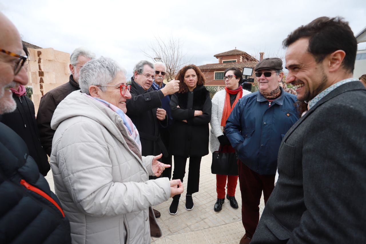 Catalina Cladera i Iván Sevillano amb els veïns i veïnes de Palmanyola