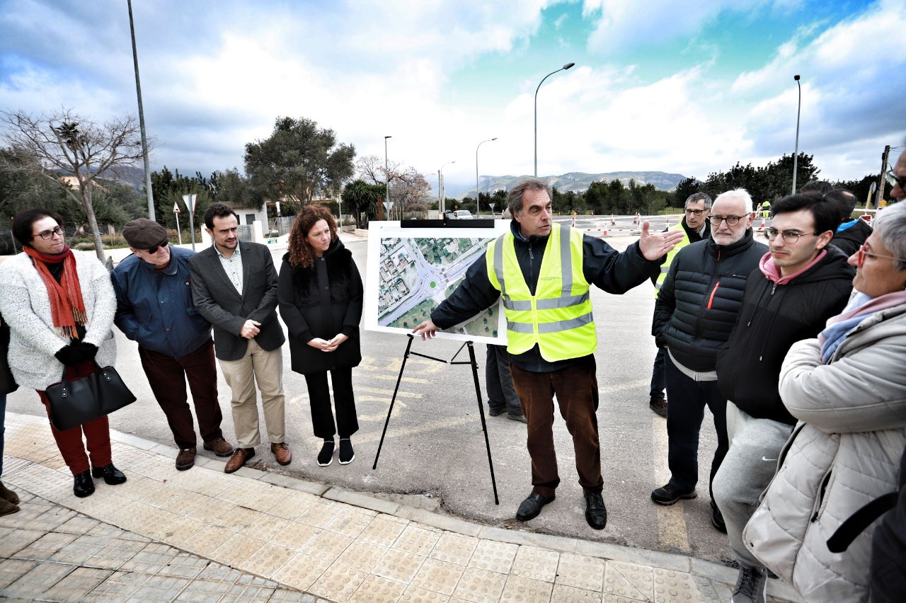 La presidenta Cladera i el conseller Sevillano durant la visita a l'obra de construcció de la rotonda de Palmayola