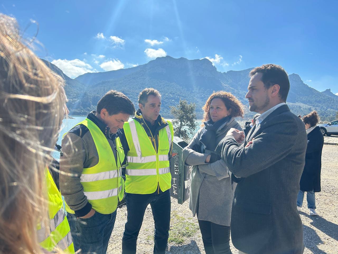 Cladera i Sevillano amb els responsables de l'obra.