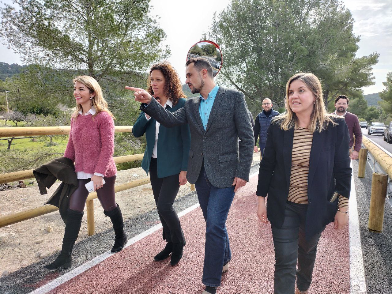 Les autoritats durant el passeig per la via verda