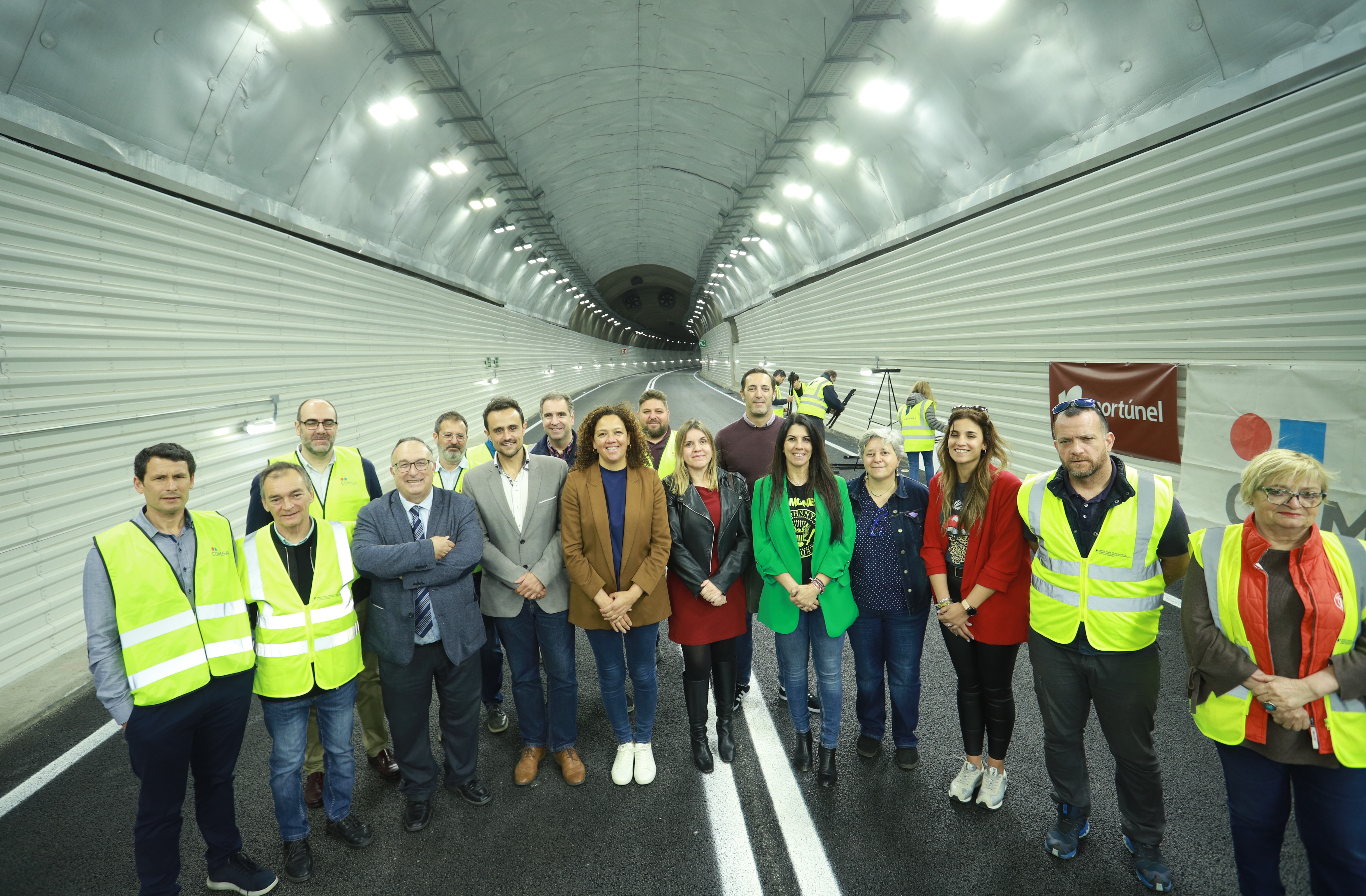 Catalina Cladera i Iván Sevillano amb els responsables de l'obra i regidors d'Andratx i Calvià 