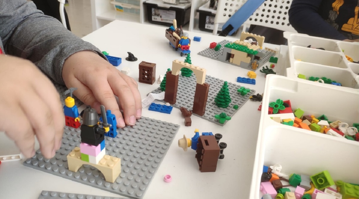 Creació d'històries i contes amb peces de LEGO
