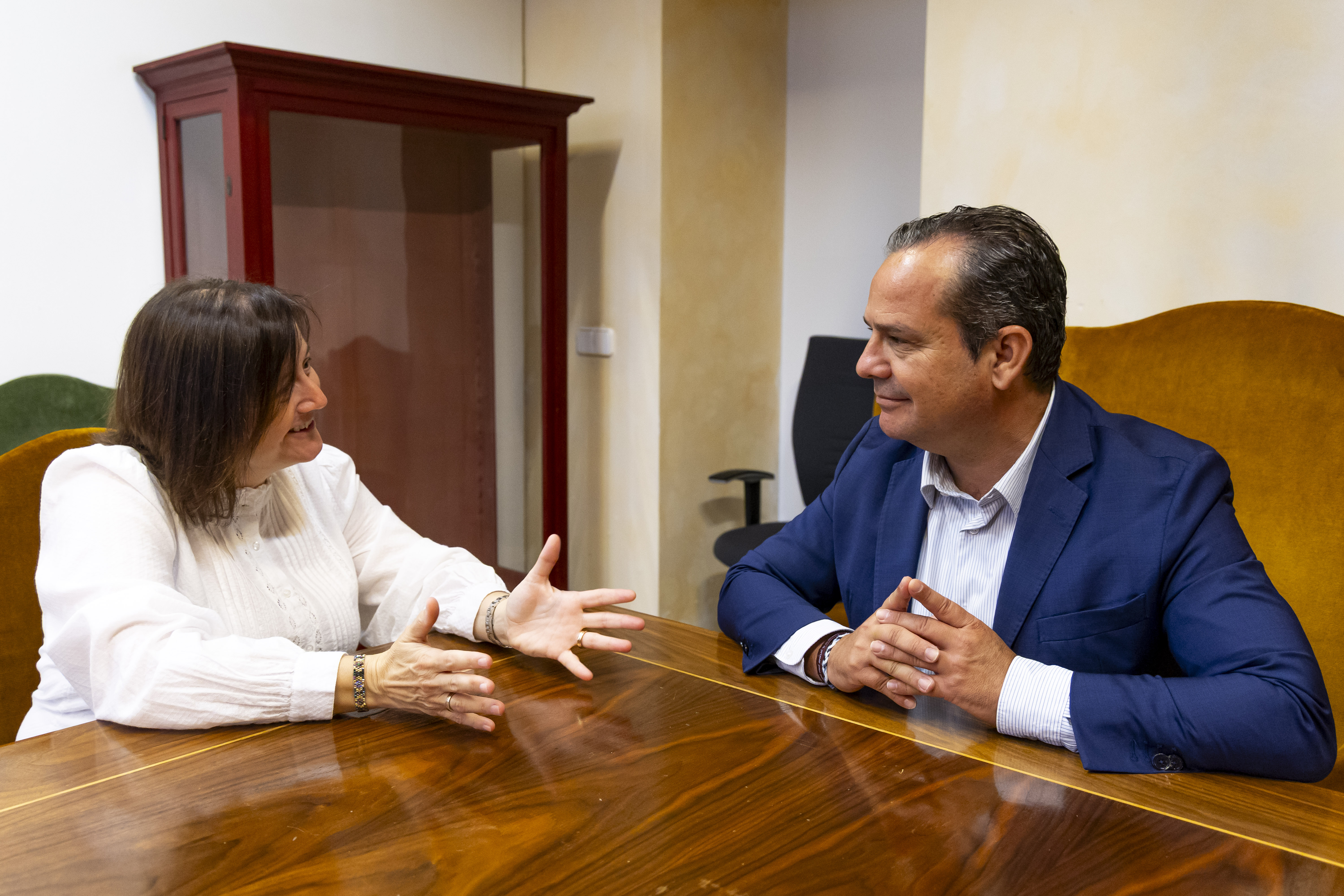 El conseller de Presidència amb la directora insular, Ana Ferriol.