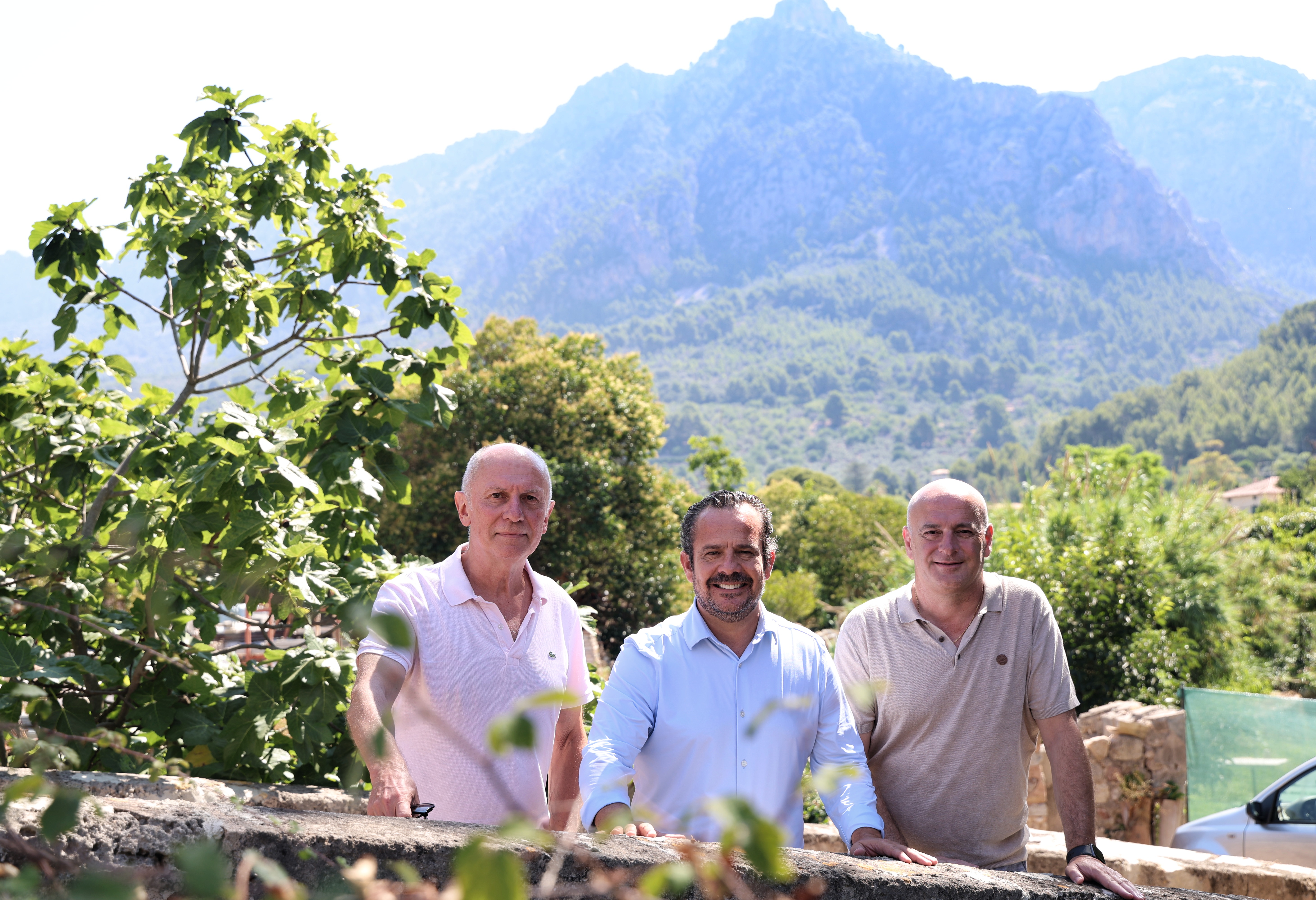 El conseller de Presidència, Toni Fuster amb el director insular de la Serra de Tramuntana i el gerent de Consorci Serra
