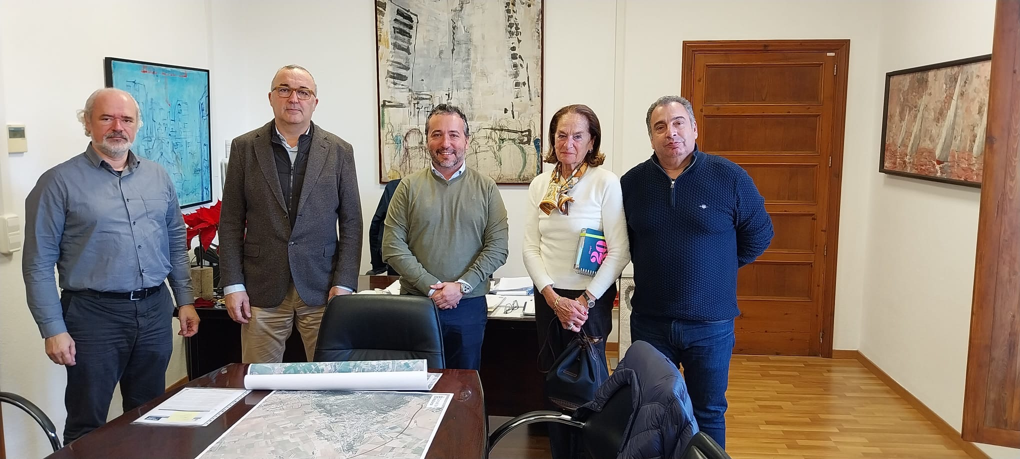 El conseller Fernando Rubio, amb el batle Pep Lluís Urraca, el director insular d'Infraestructures, Rafel Gelabert i els regidors Pep Bonnín i Jaqueline Volait.
