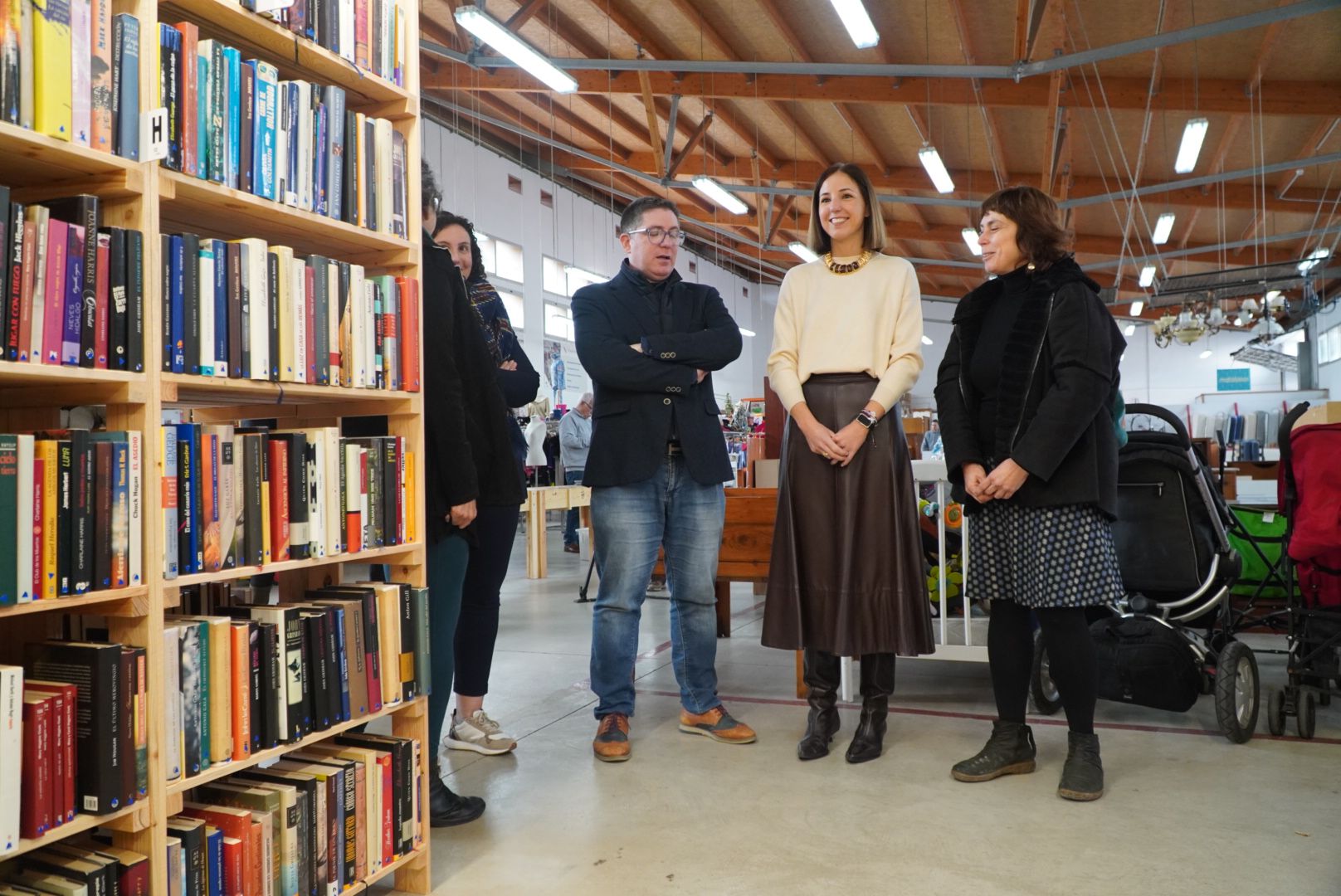 Momento de la entrega de libros a la Fundació Deixalles