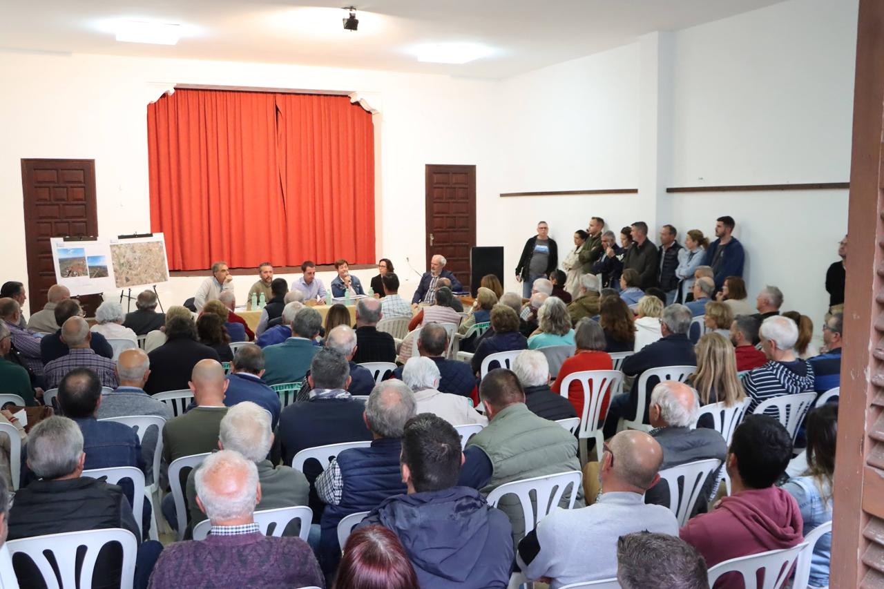 Reunión del presidente Llorenç Galmés con los vecinos de s'Alqueria Blanca.
