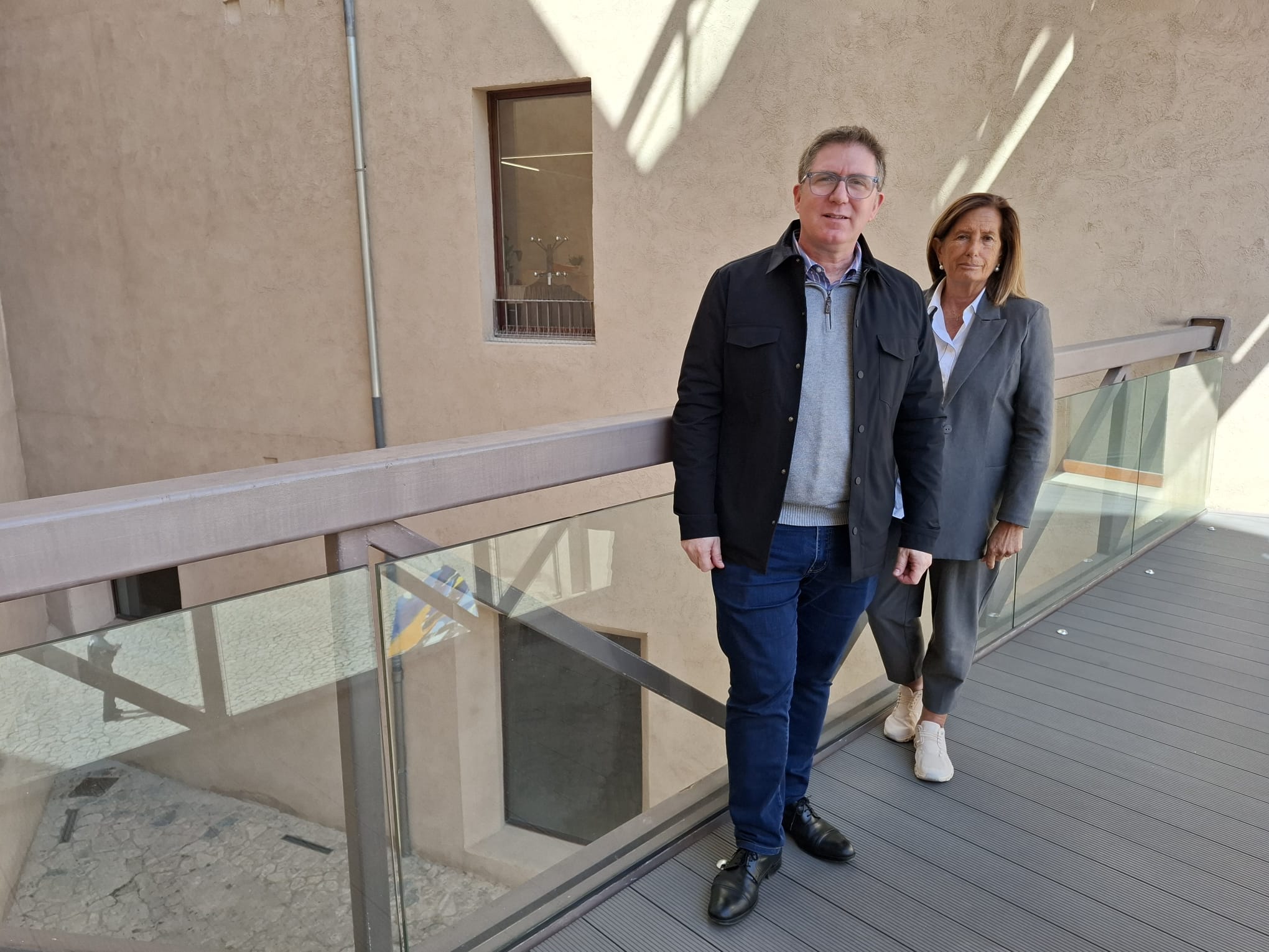 Imagen del consejero de Turismo, Guillem Ginard y de la directora insular de Turismo para la Demanda y la Hospitalidad, Clara del Moral