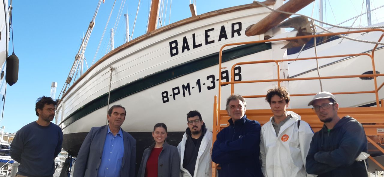 La consellera Aurora Ribot amb els mestres d'aixa i tripulants de la 