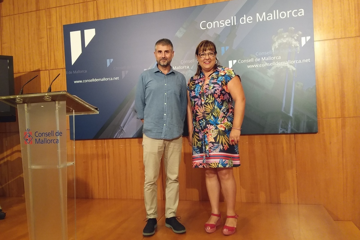La consellera de Cultura, Patrimoni i Política Lingüística, Bel Busquets, amb el nou director del Teatre Principal, Josep Ramon Cerdà.