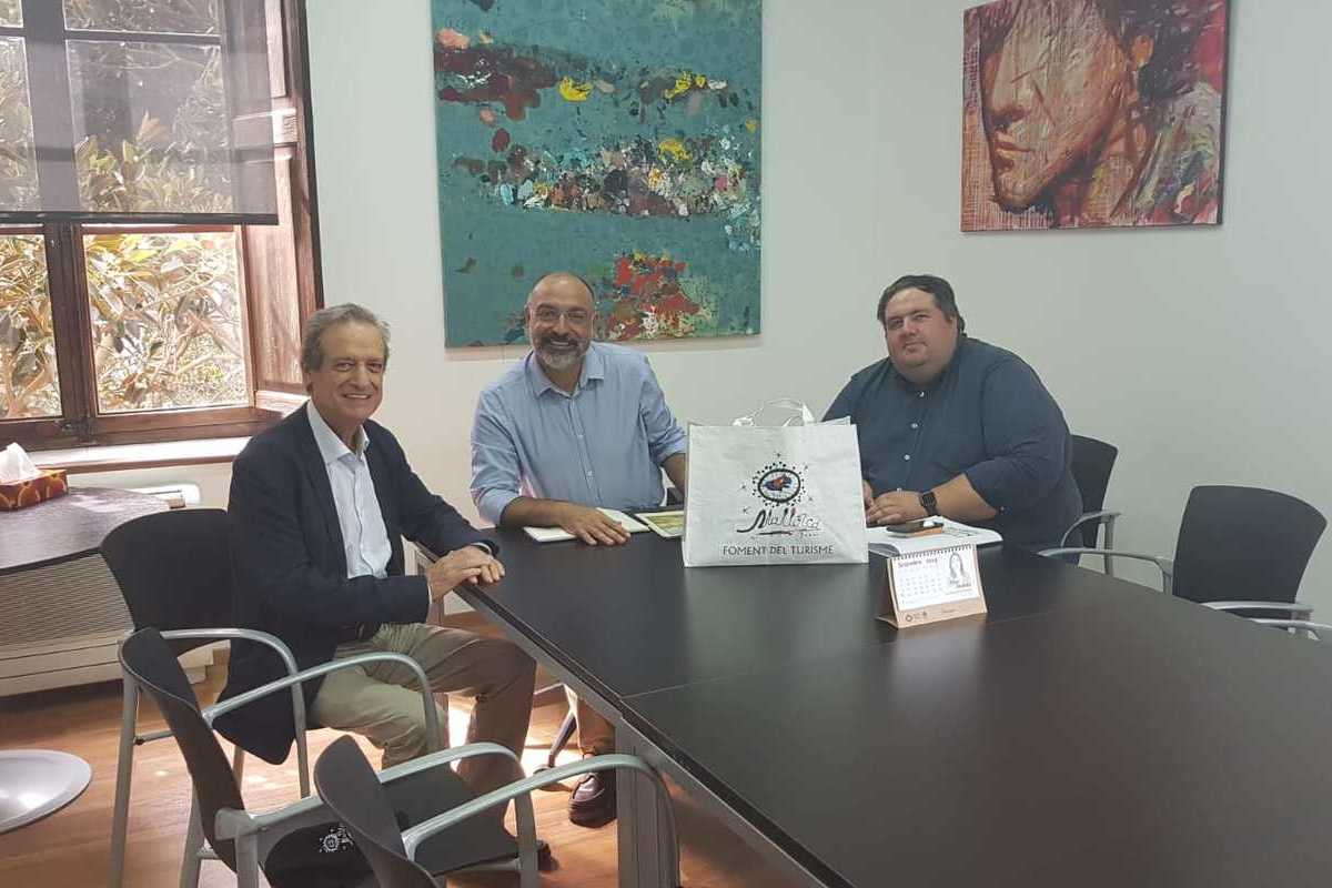 A la reunió han assistit el conseller de Turisme i Esports, Andreu Serra, el secretari tècnic de Turisme i Esports, Joan Gaspar Vallori, i el president de Foment del Turisme, Eduardo Gamero.