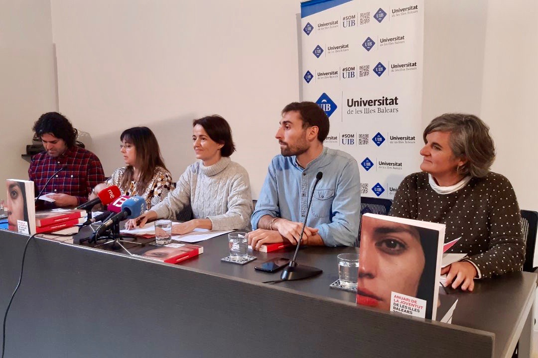 Autors i autores dels articles a l'Anuari de la Joventut de les Illes Balears 2019, d'esquerra a dreta: Joan Ferrà, Assumpta Mas, Belén Pascual, Àlex Segura i Ruth Escribano.