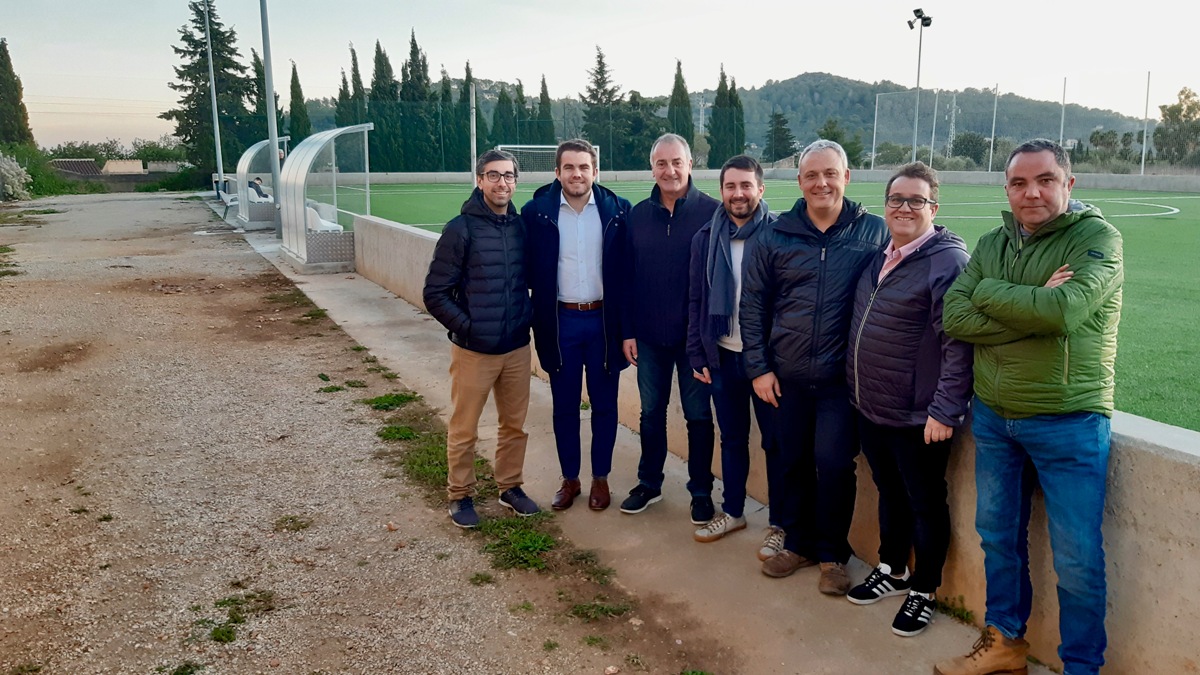 El conseller Alzamora ha visitat els accessos al camp de futbol 7 d'Alaró que l'Ajuntament vol millorar amb un ajut de Cooperació Local.