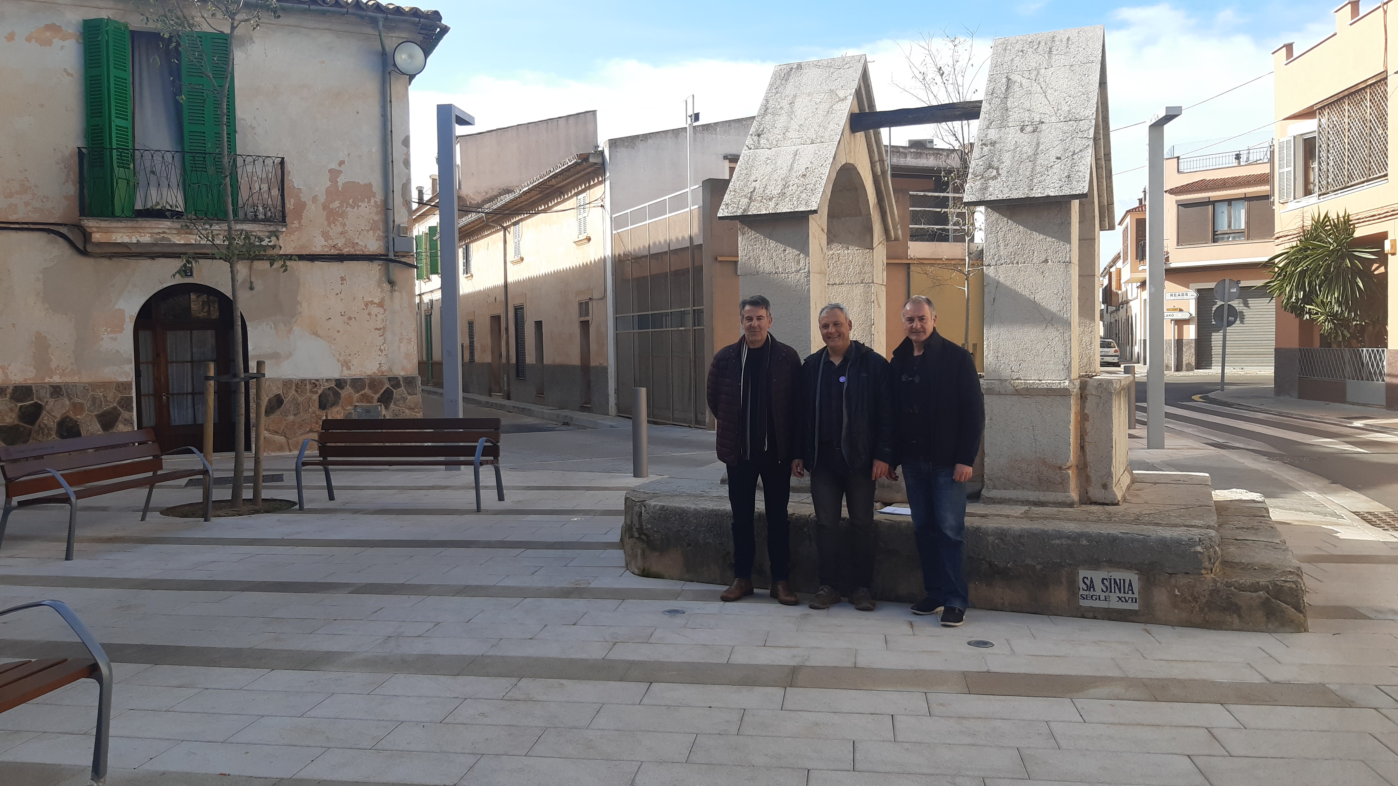 El conseller de Promoció Econòmica i Desenvolupament Local, Jaume Alzamora; el batle de Santa Maria del Camí, Nicolau Canyelles, i el director insular de Cooperació Local i Caça, Jaume Tomàs.
