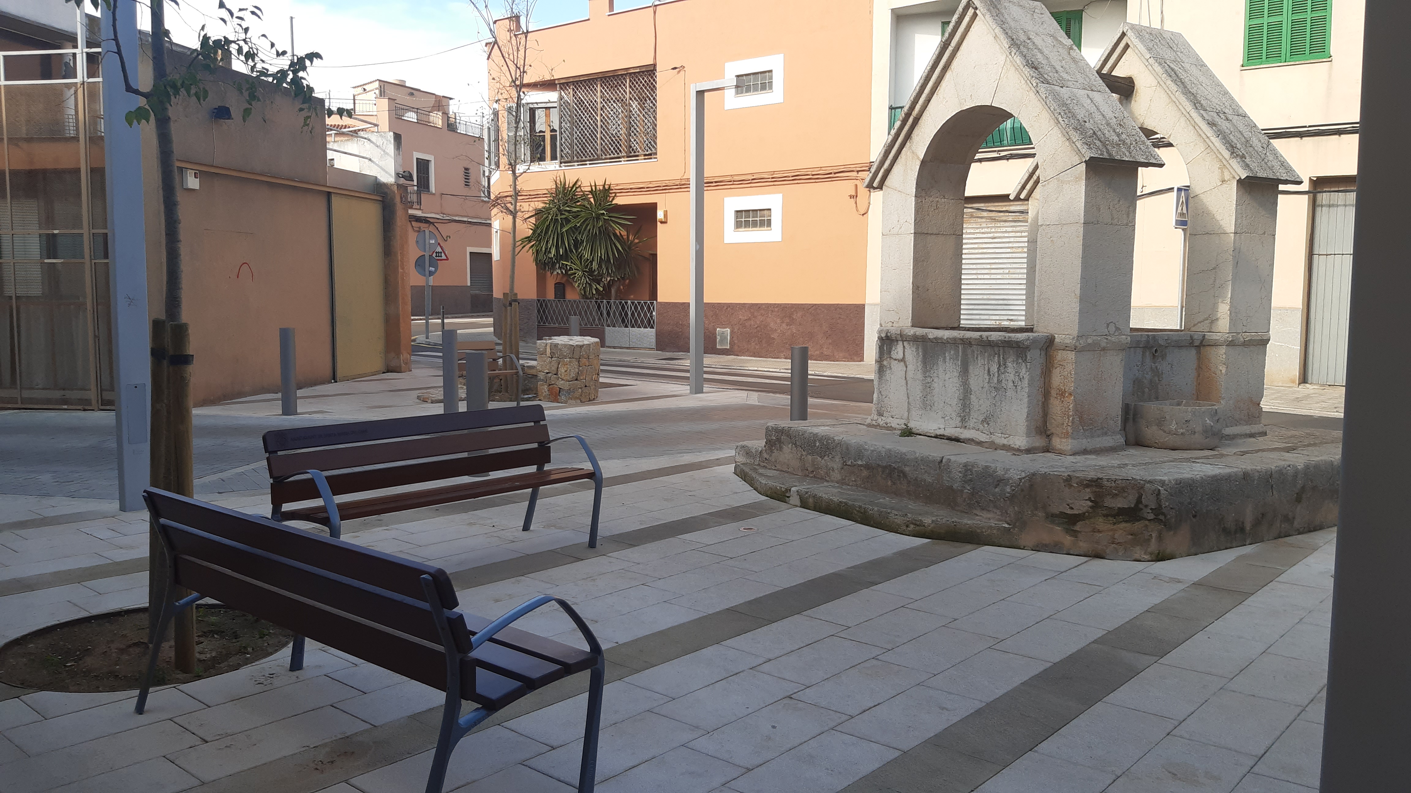 La intervenció cofinançada pel Consell ha permès que la Sínia del segle XVII quedi incorporada dins el conjunt de la plaça Hostals.