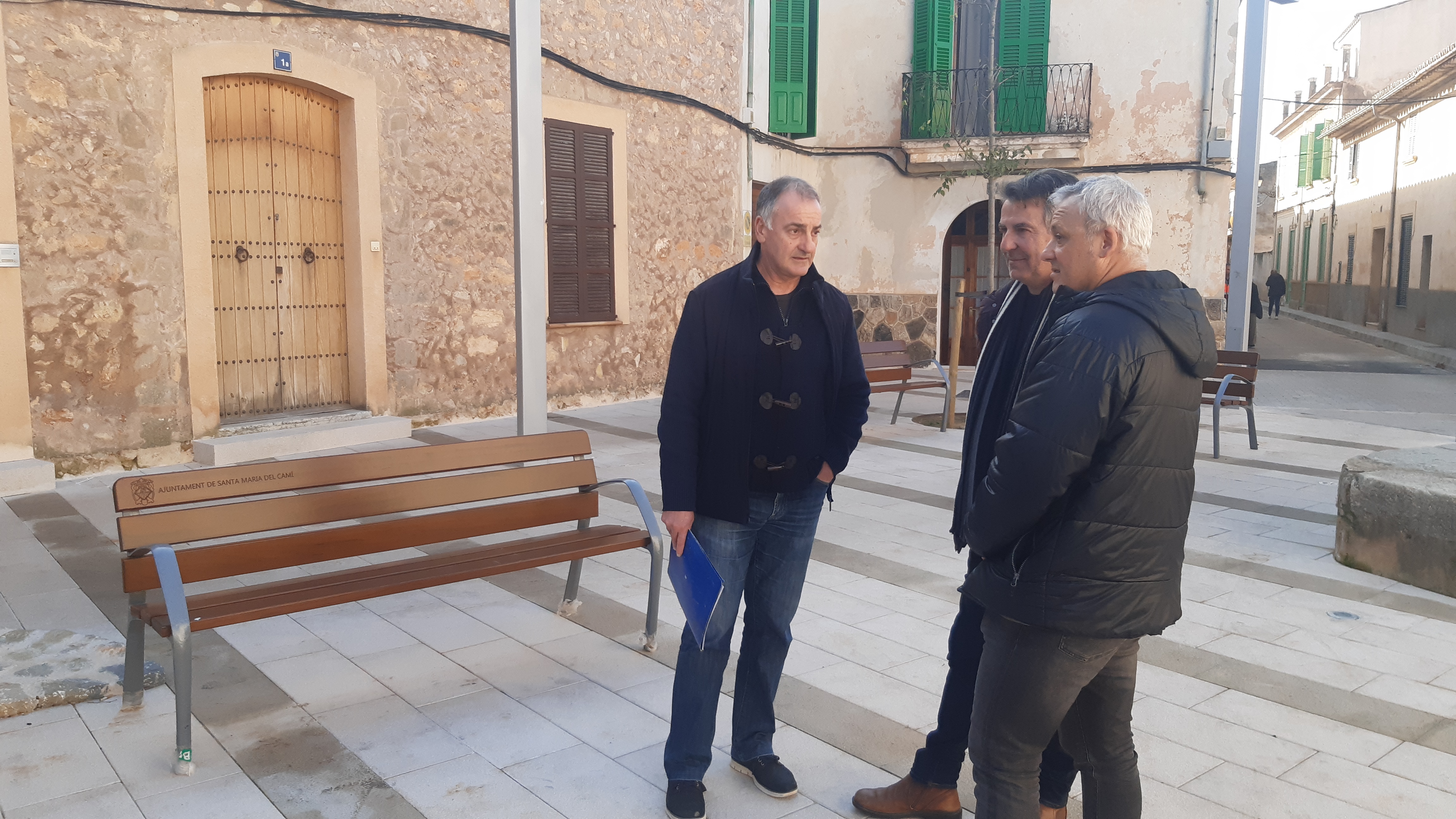 El conseller de Promoció Econòmica i Desenvolupament Local, Jaume Alzamora; el batle de Santa Maria del Camí, Nicolau Canyelles, i el director insular de Cooperació Local i Caça, Jaume Tomàs.