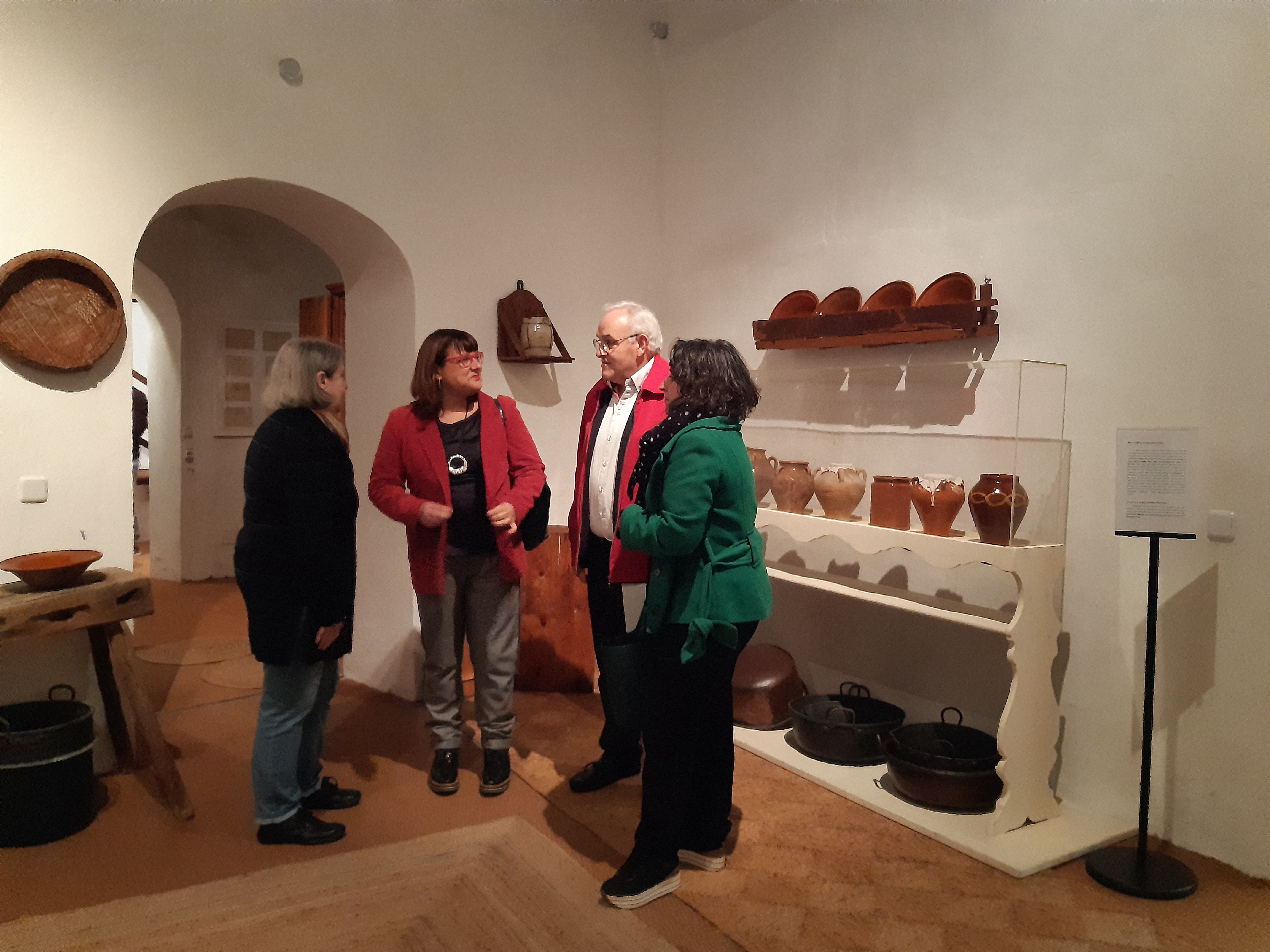 Moment de la visita de la consellera i la directora insular a l'exposició del patrimoni etnològic de Les Caputxines