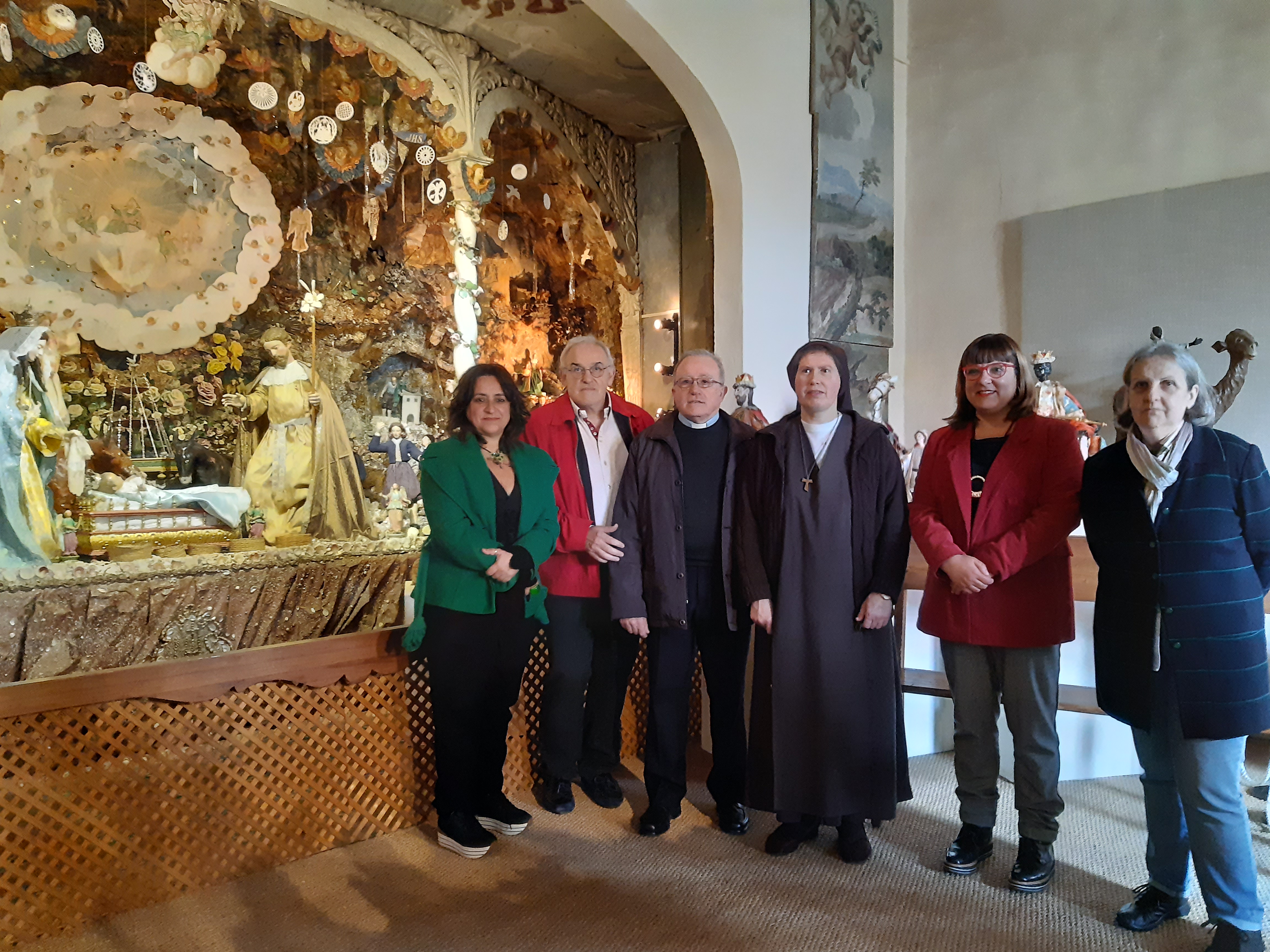 Kika Coll, directora insular de Patrimoni; Jaume Llabrés, comissari de l'exposició; Antoni Vera, vicari general; sor Paulina, abadessa del convent; Bel Busquets, consellera insular de Cultura, Patrimoni i Política Lingüística; Aina Pasqual, comissaria de l'exposició (d'esquerra a dreta)