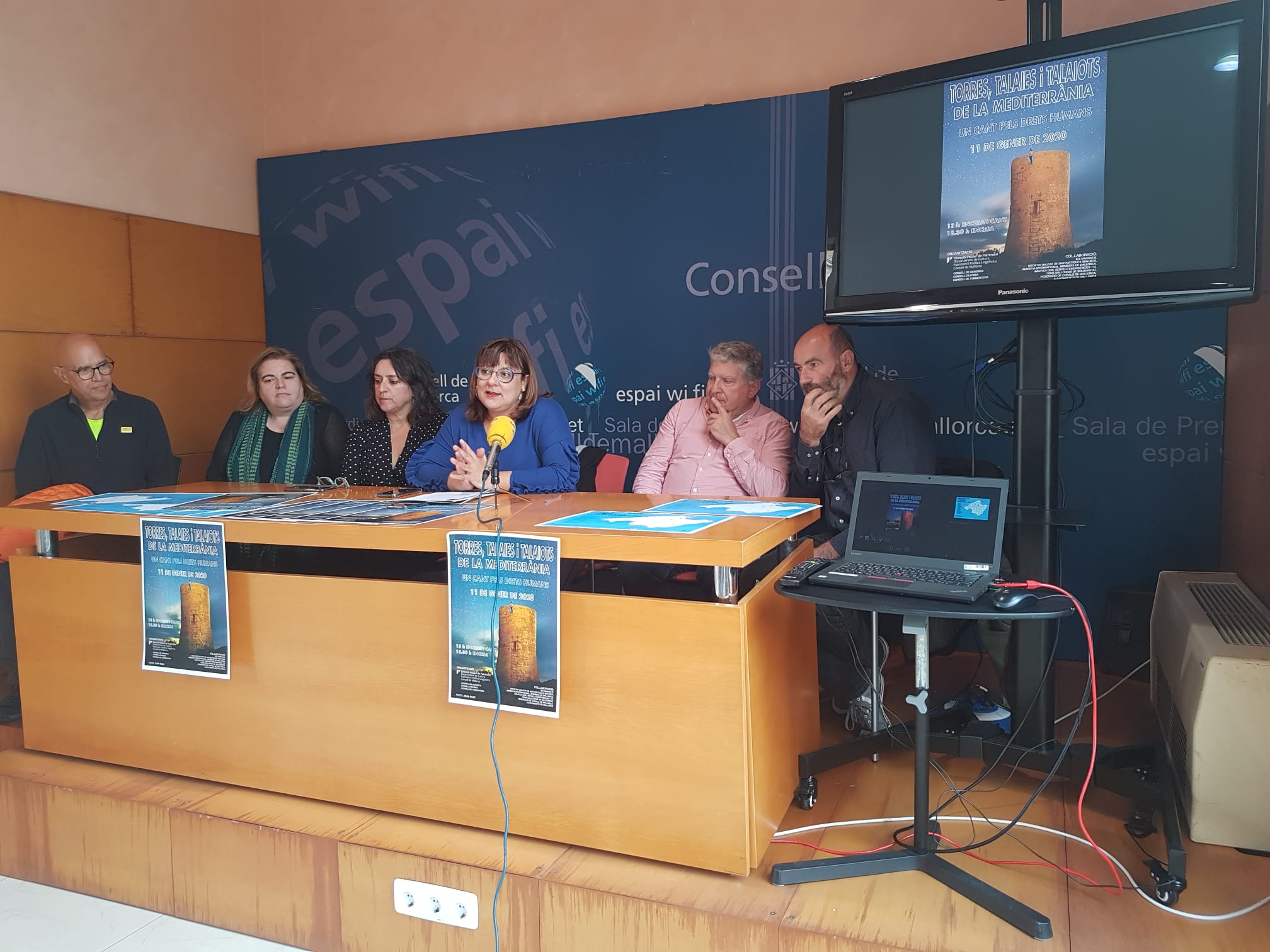Roda de premsa Encesa Torres, talaies i Talaiots un cant pels drets humans (Carles Martín, portaveu d'Amnistía Internacional; Antònia Rosselló, coordinardora del Fons Mallorquí de Solidaritat i Cooperació; Kika Coll, directora insular de Patrimoni; Bel Busquets, consellera de Cultura, Patrimoni i Política Lingüística; Martí Mayol i Joan Roig, representants de la Societat Balear de Matemàtiques)