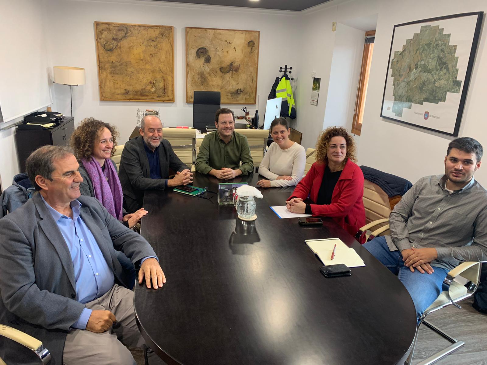 La vicepresidenta segona i consellera de Medi Ambient Aurora Ribot, el batle de Marratxí Joan Francesc Canyelles i els membres dels seus respectius equips.
