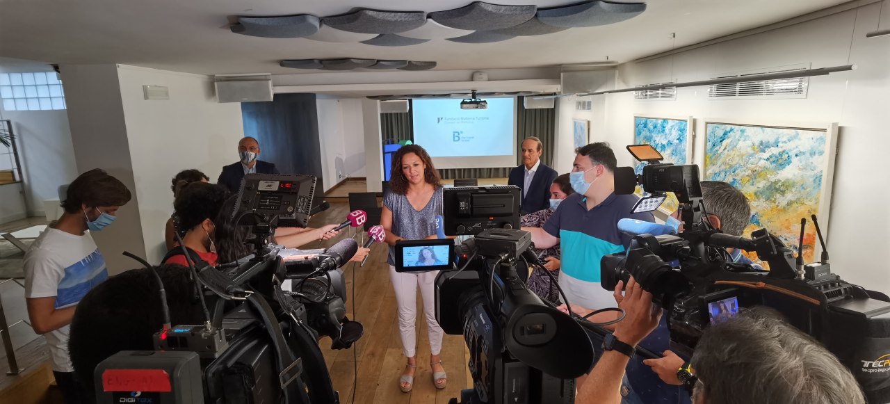 La presidenta Cladera presenta una acció de comarqueting amb Ávoris